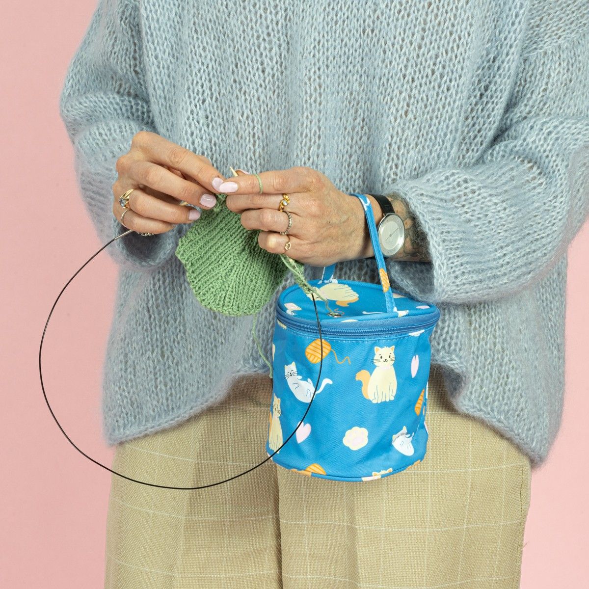 2077-yarn-holder-bag-w-print-1.webp