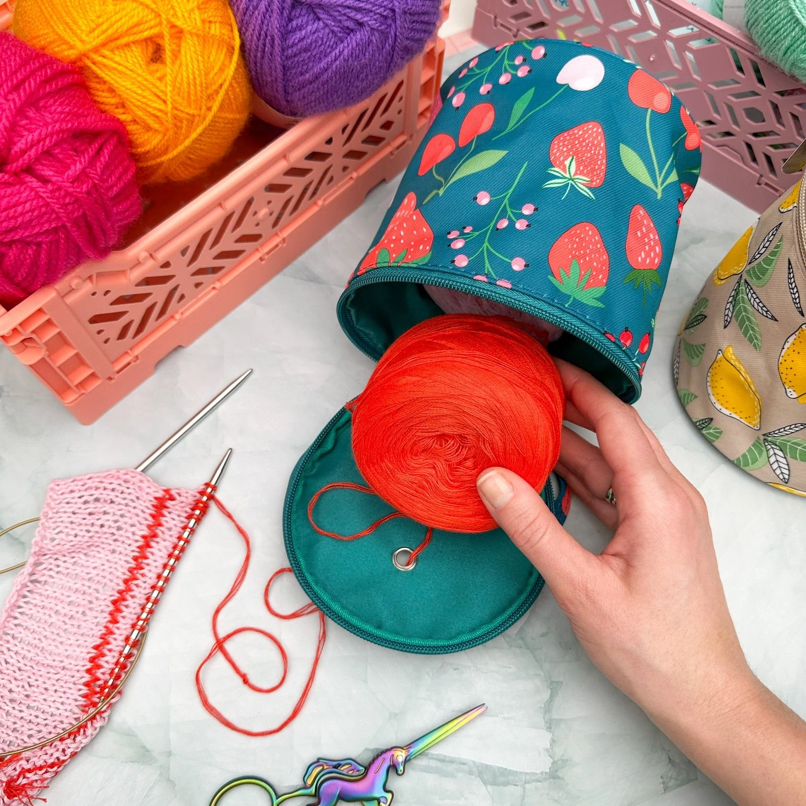 2077-yarn-holder-bag-w-print-1.webp