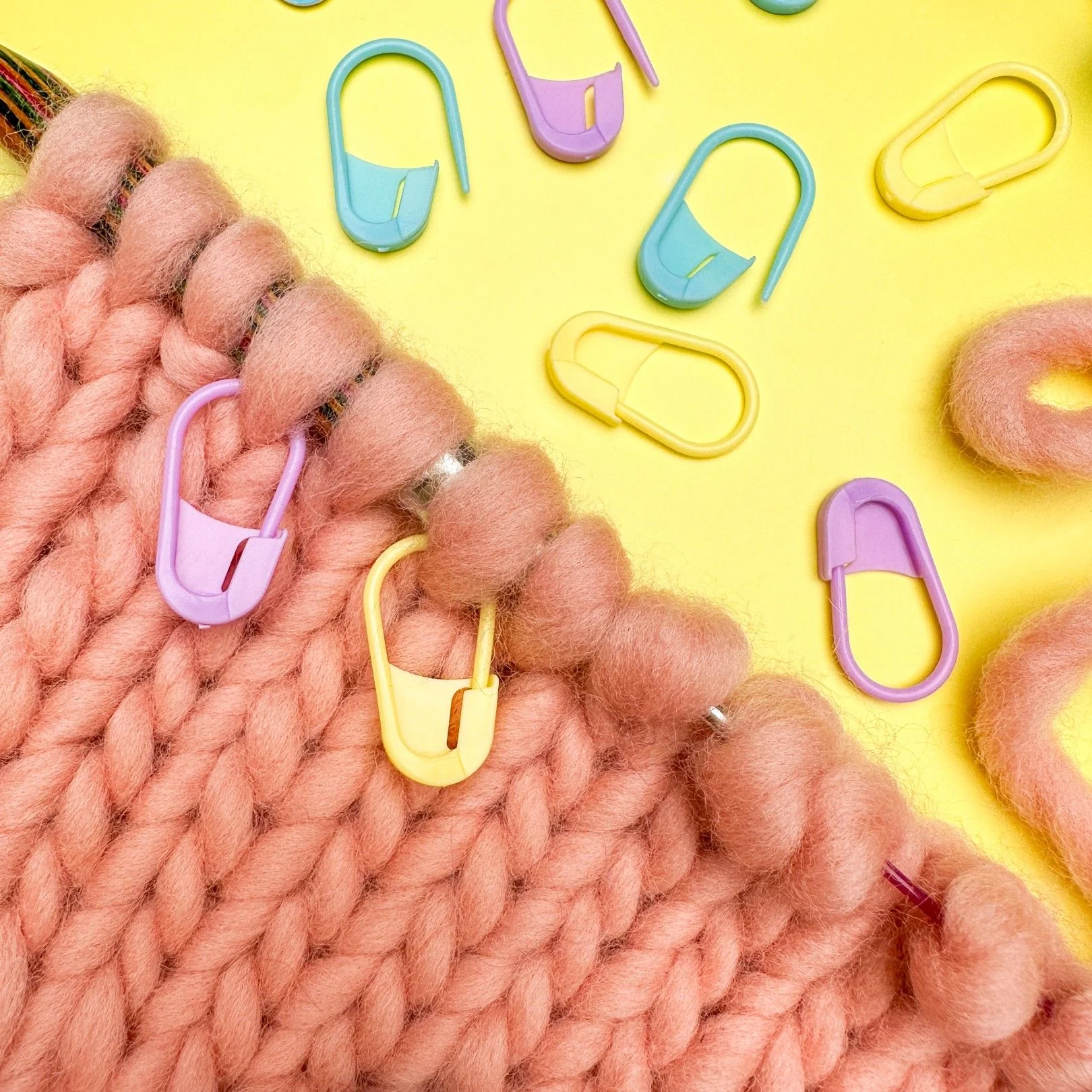 2085-jumbo-stitch-markers-w-lock-1.webp