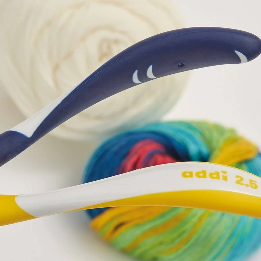 21242-swings-crochet-hook-1.webp