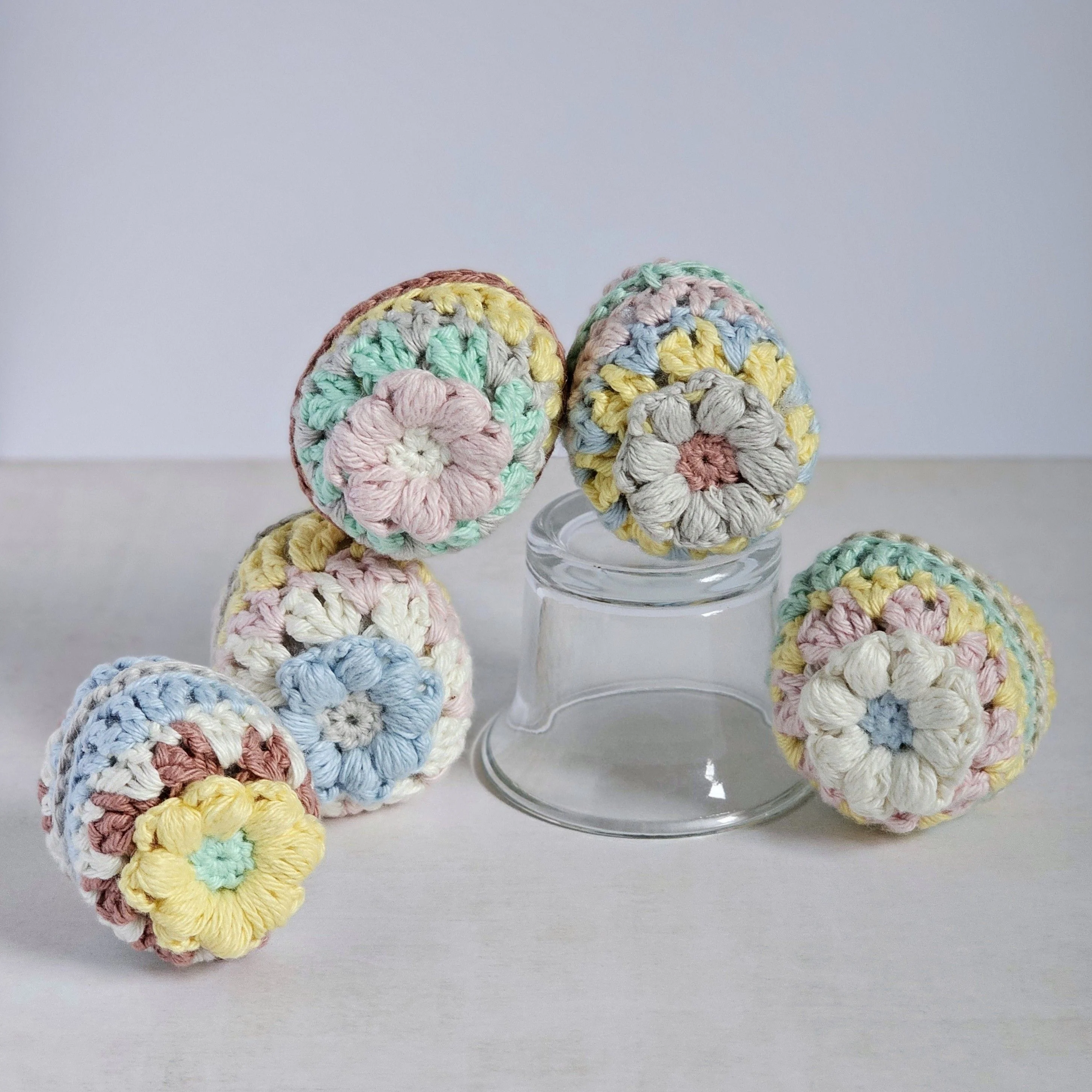 21498-granny-eggs-easter-decor-1.webp
