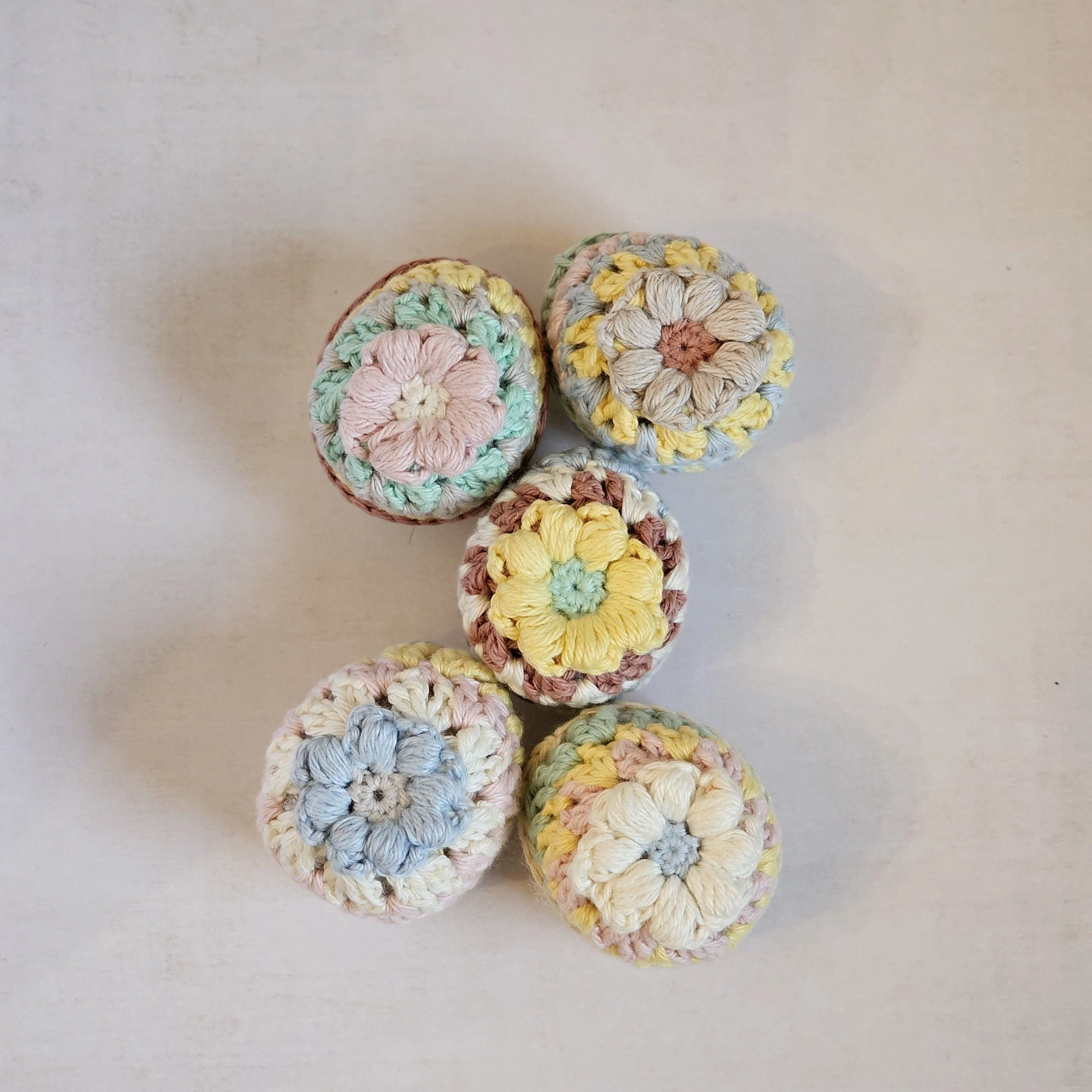 21498-granny-eggs-easter-decor-1.webp