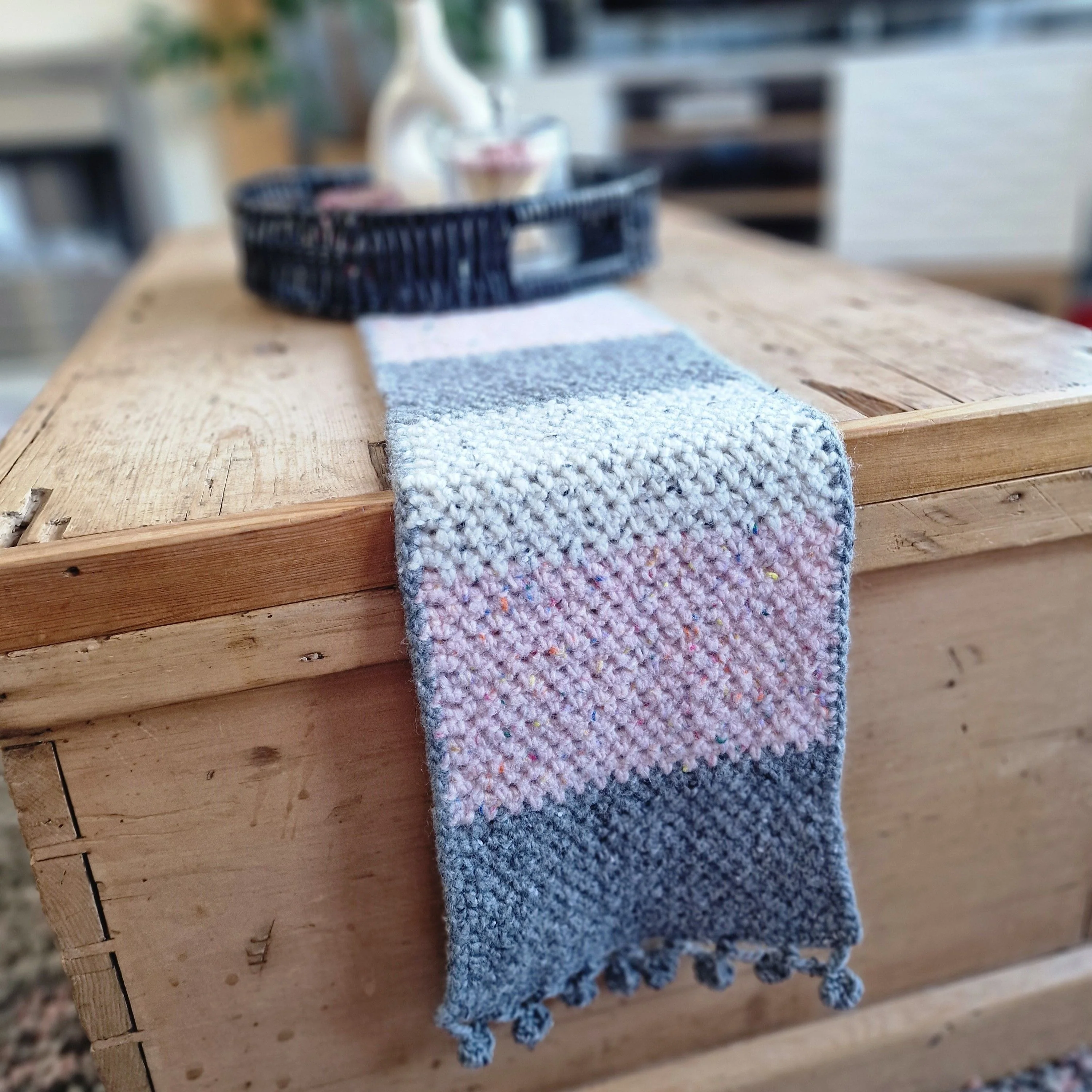21548-delicate-moss-stitch-table-runner-1.webp