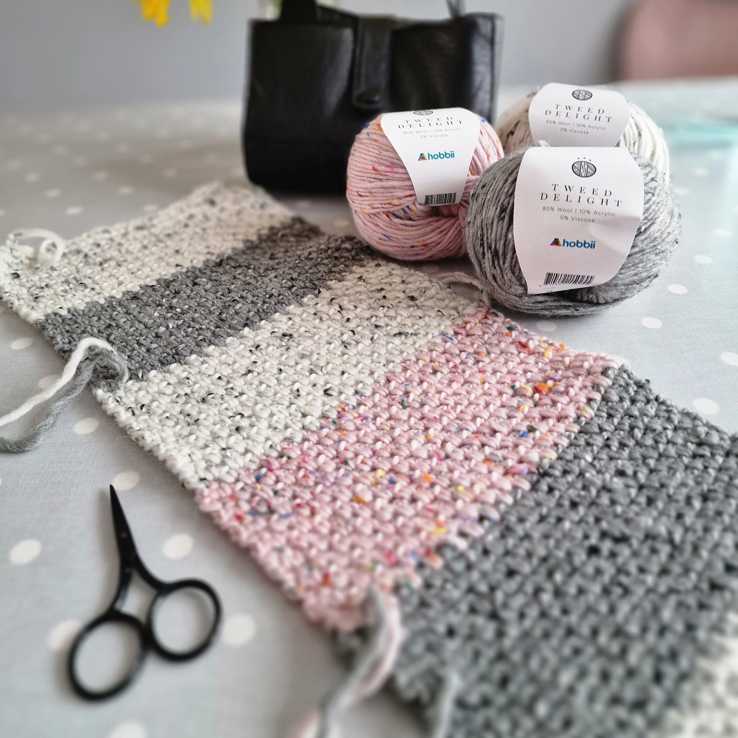 21548-delicate-moss-stitch-table-runner-1.webp