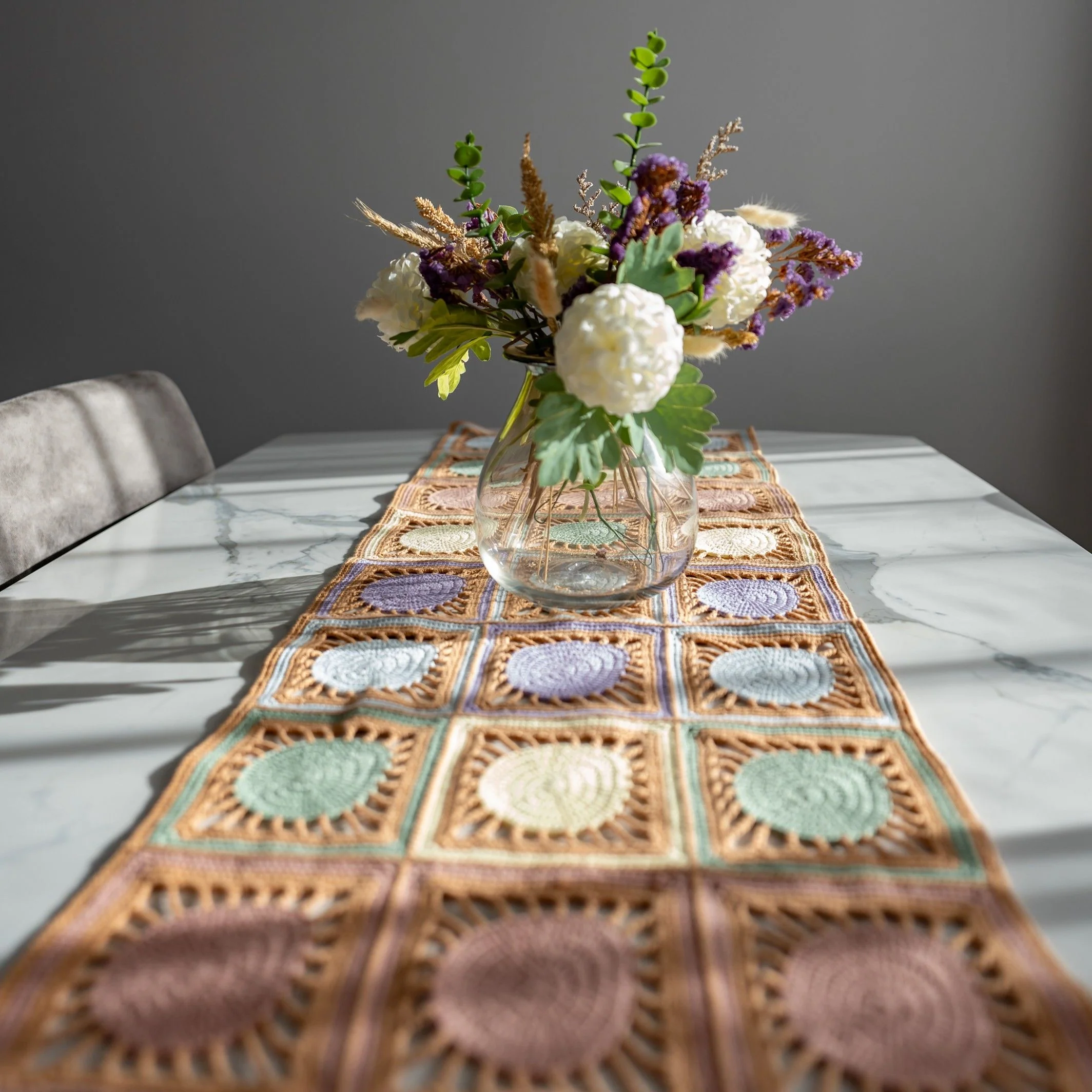 21585-egg-stravagant-table-runner-1.webp