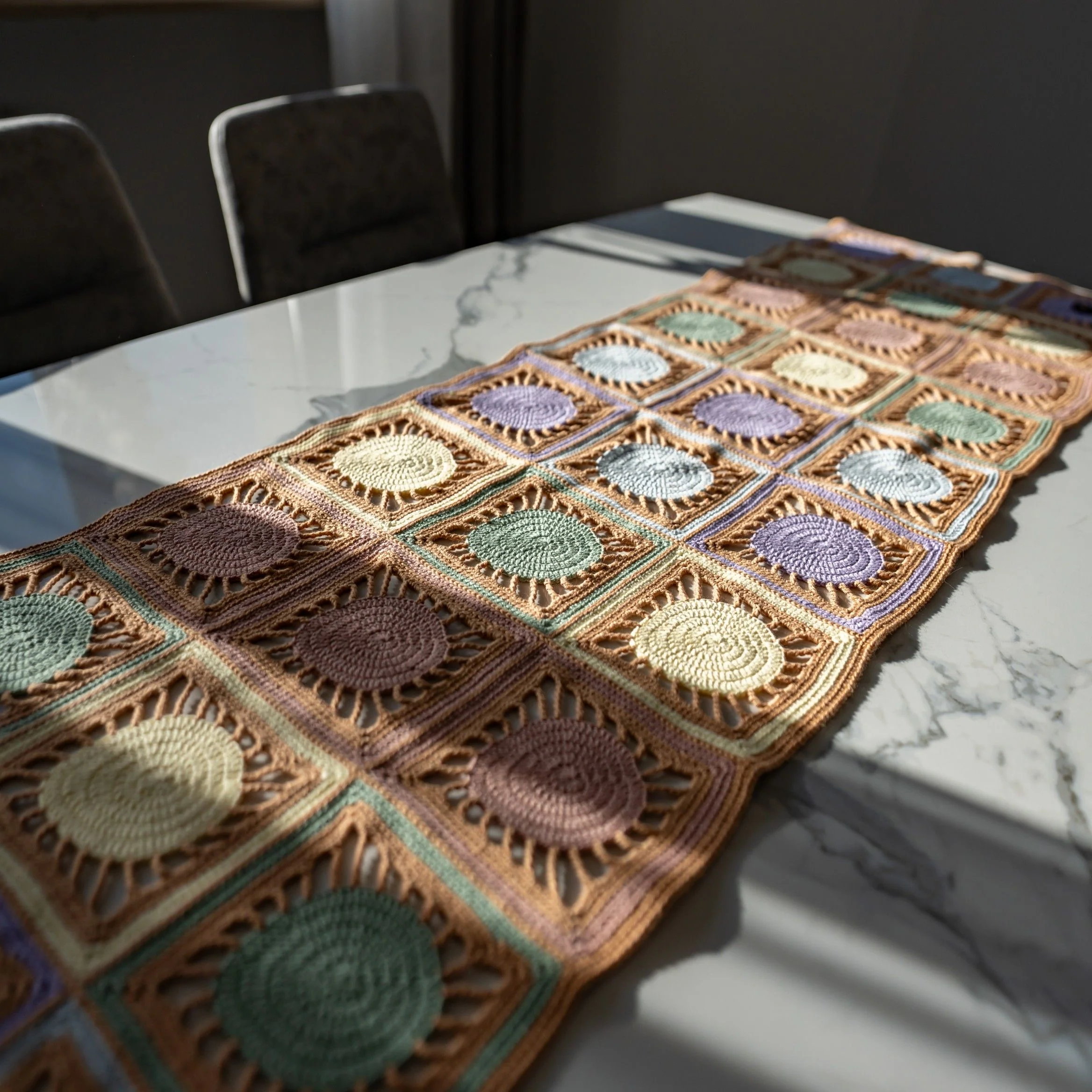 21585-egg-stravagant-table-runner-1.webp
