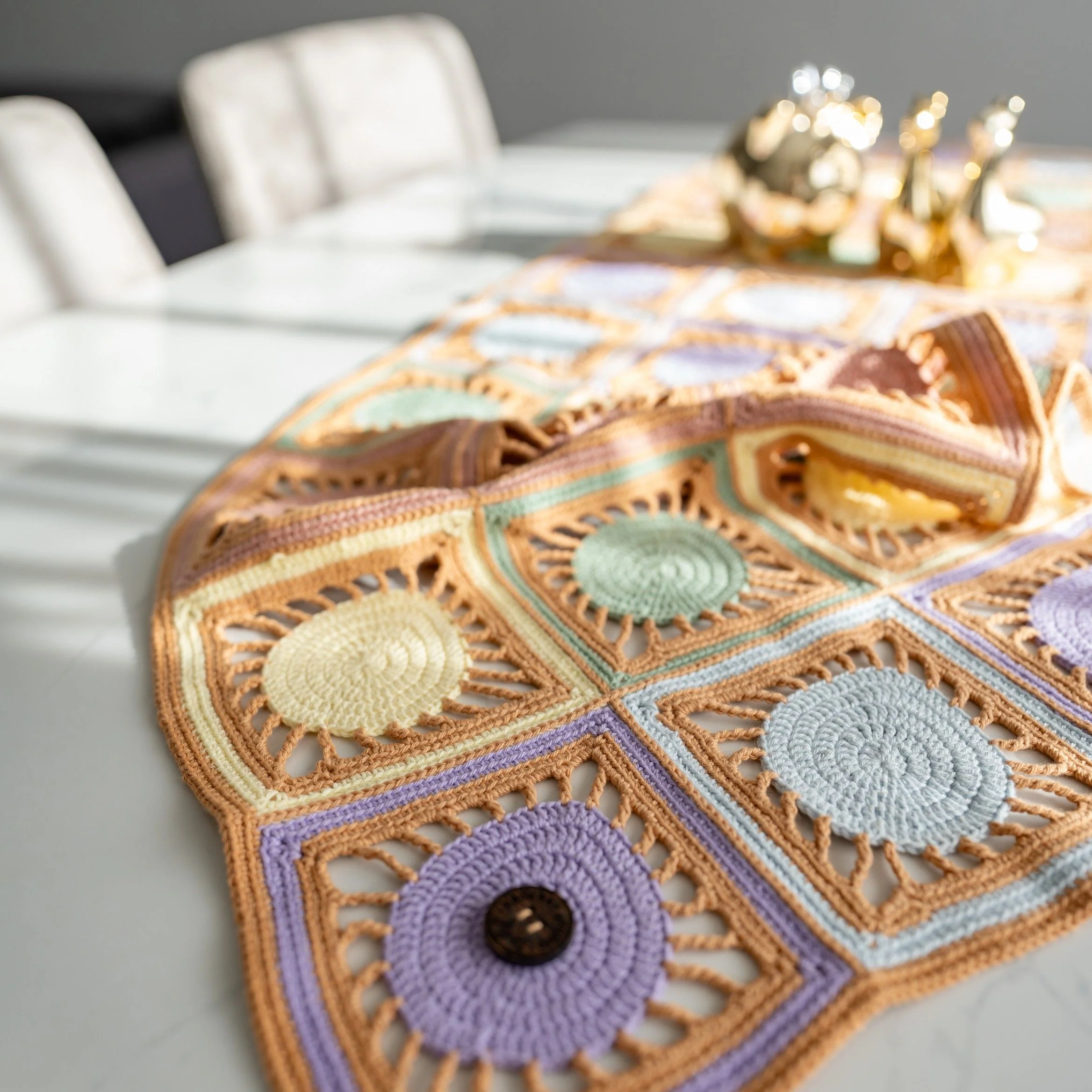 21585-egg-stravagant-table-runner-1.webp