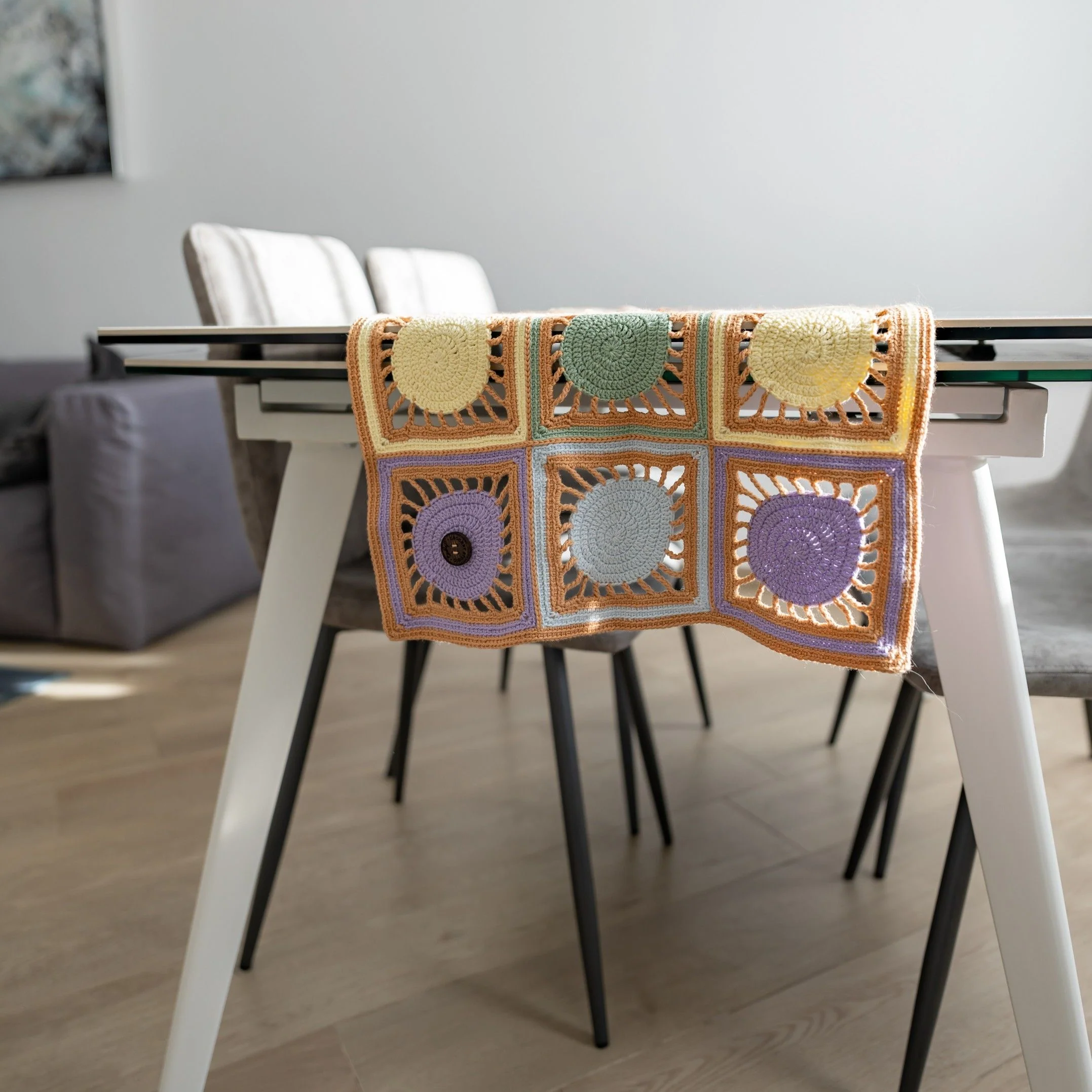21585-egg-stravagant-table-runner-1.webp