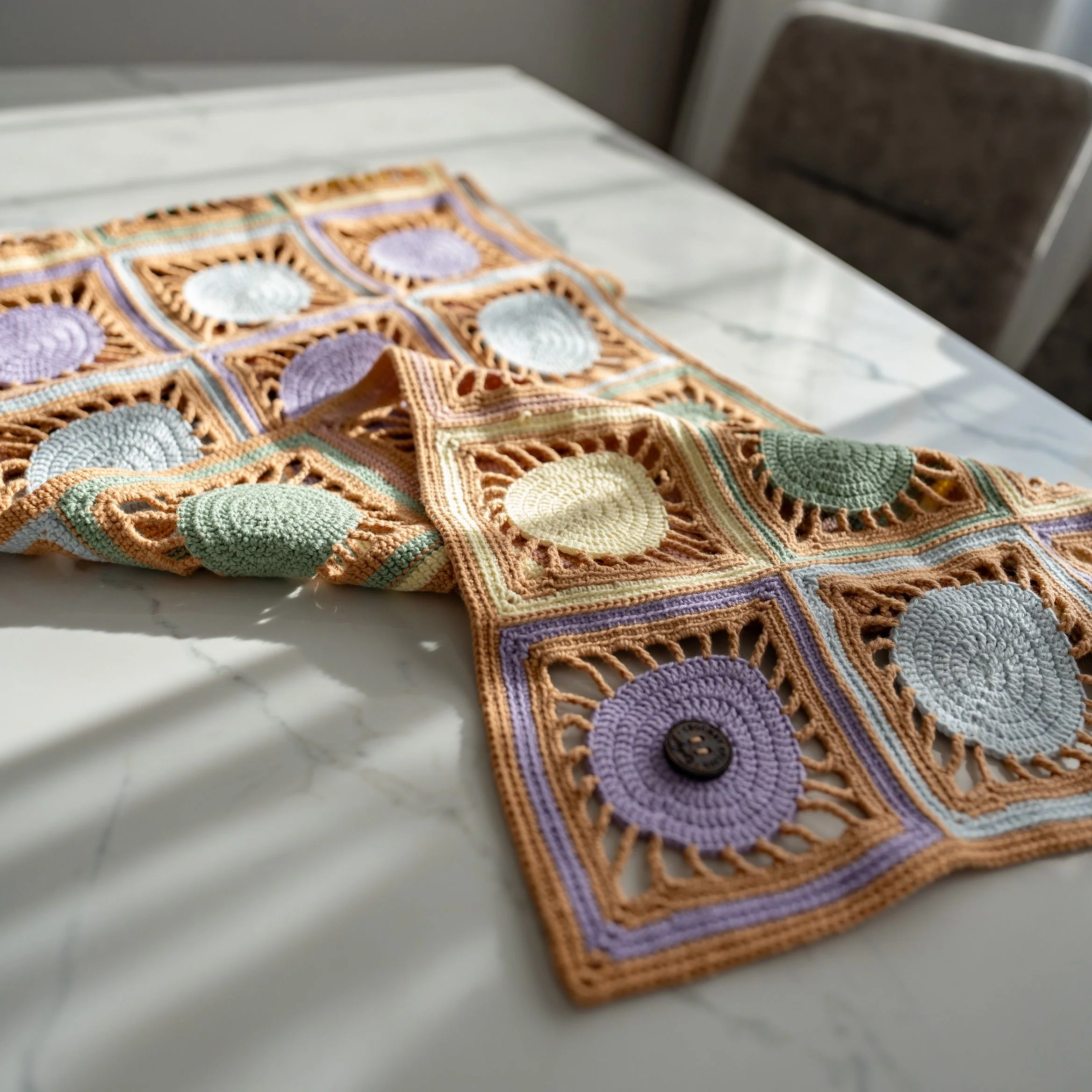 21585-egg-stravagant-table-runner-1.webp