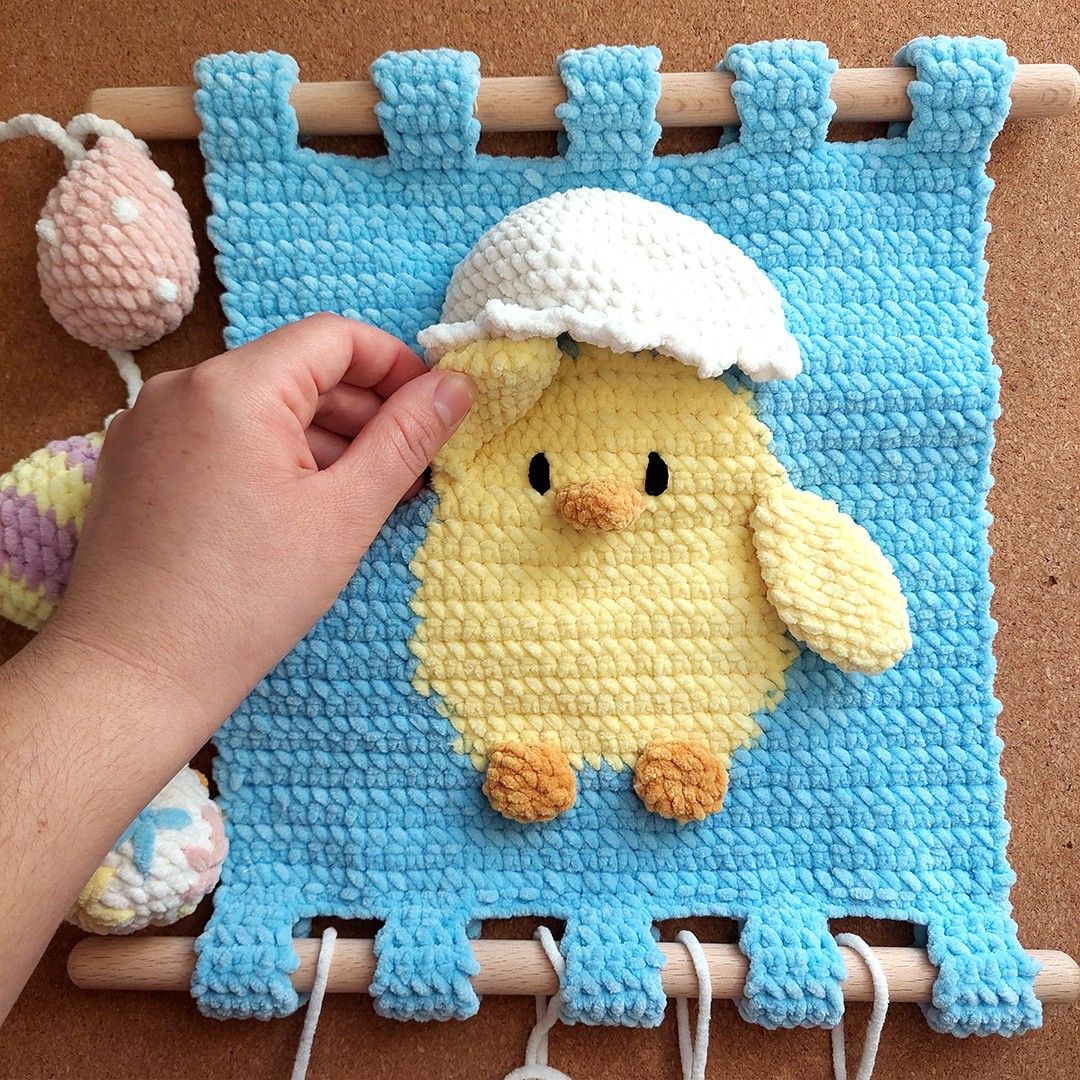 21678-easter-chick-wall-tapestry-1.webp
