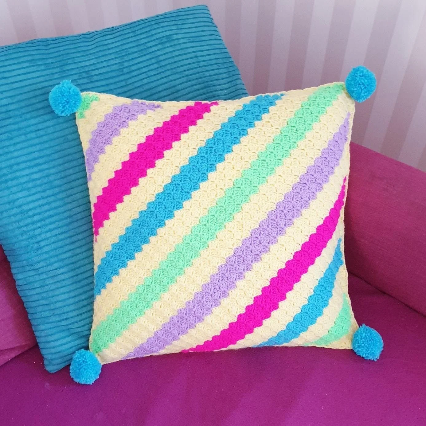 21756-kawaii-popsicle-pillow-1.webp