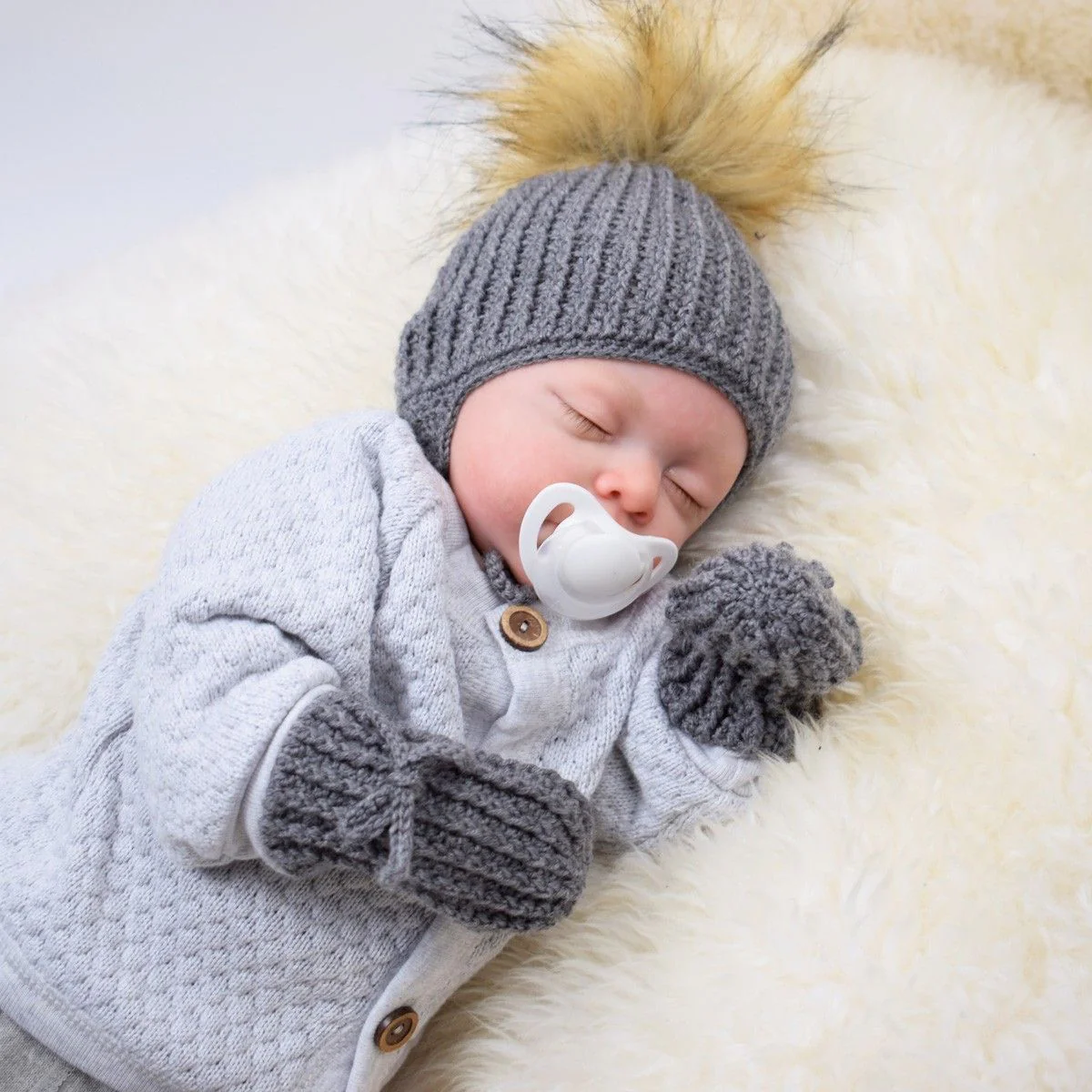 21793-gry-baby-mittens-1.webp