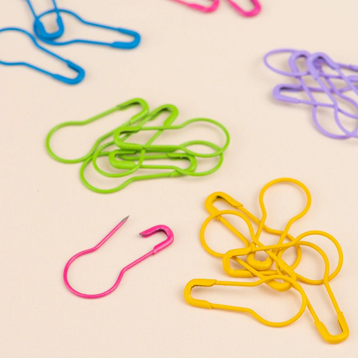 2222-box-of-stitch-markers-metal-1.webp