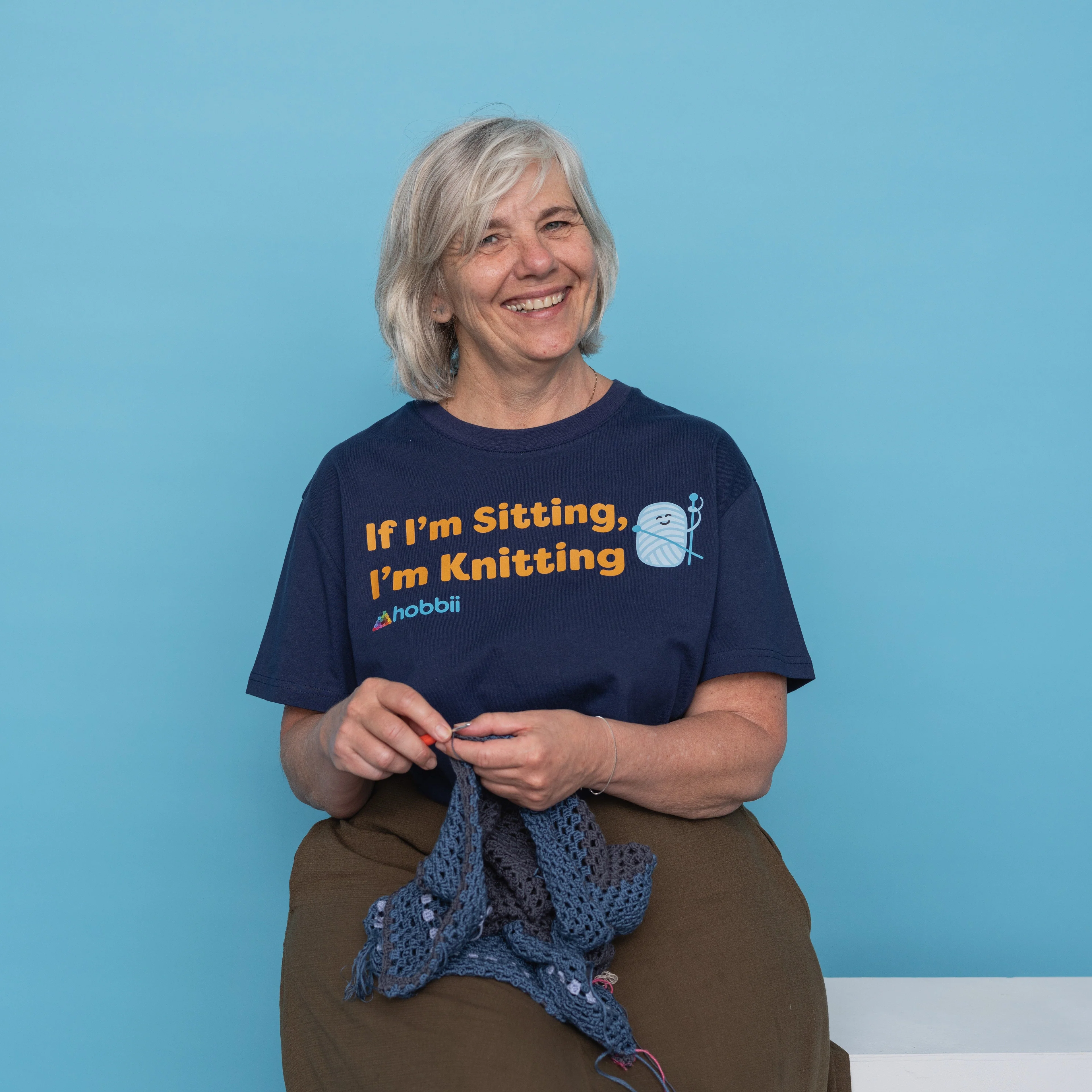 2230-sitting-knitting-t-shirt-yarniis-limited-edition–1.webp
