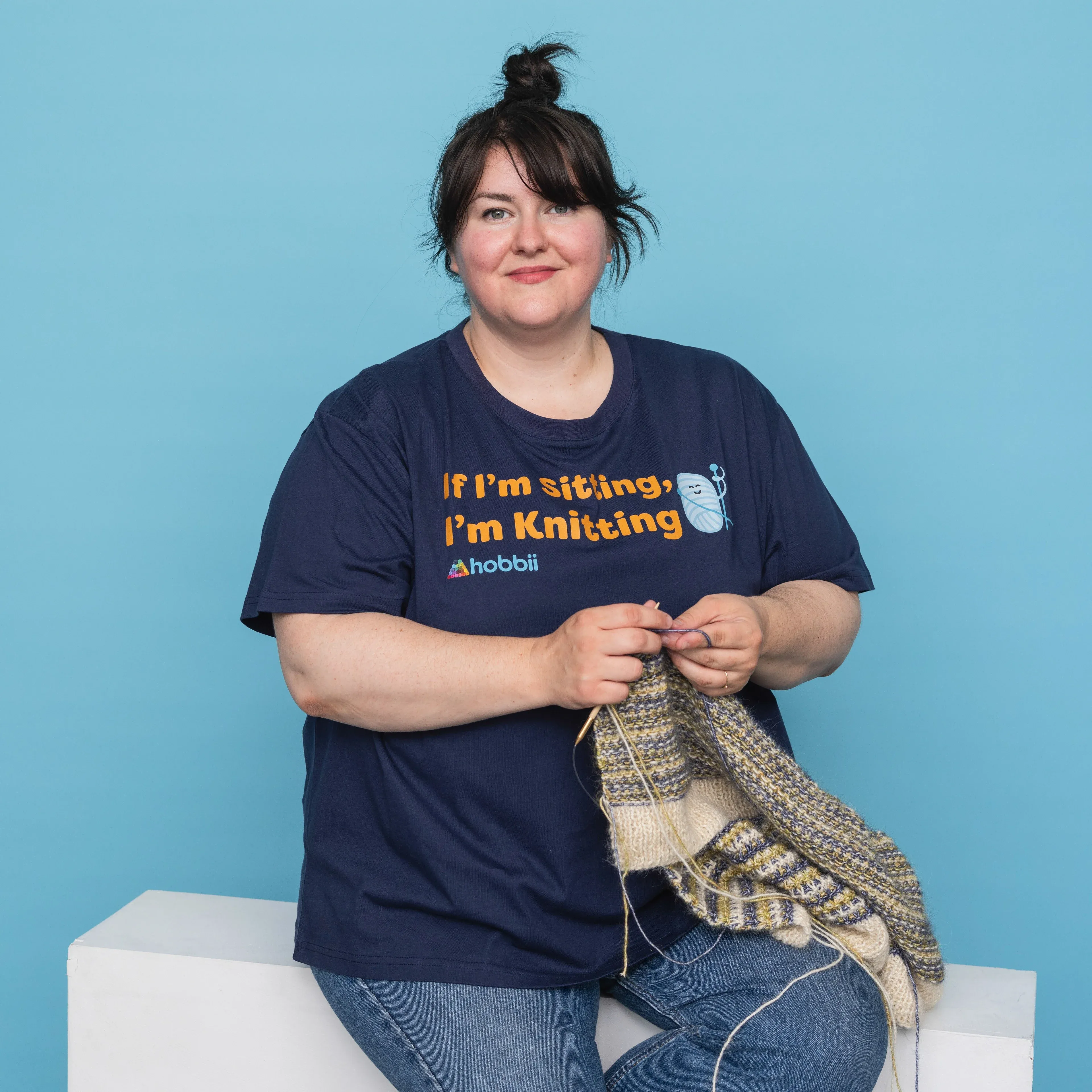 2230-sitting-knitting-t-shirt-yarniis-limited-edition–1.webp