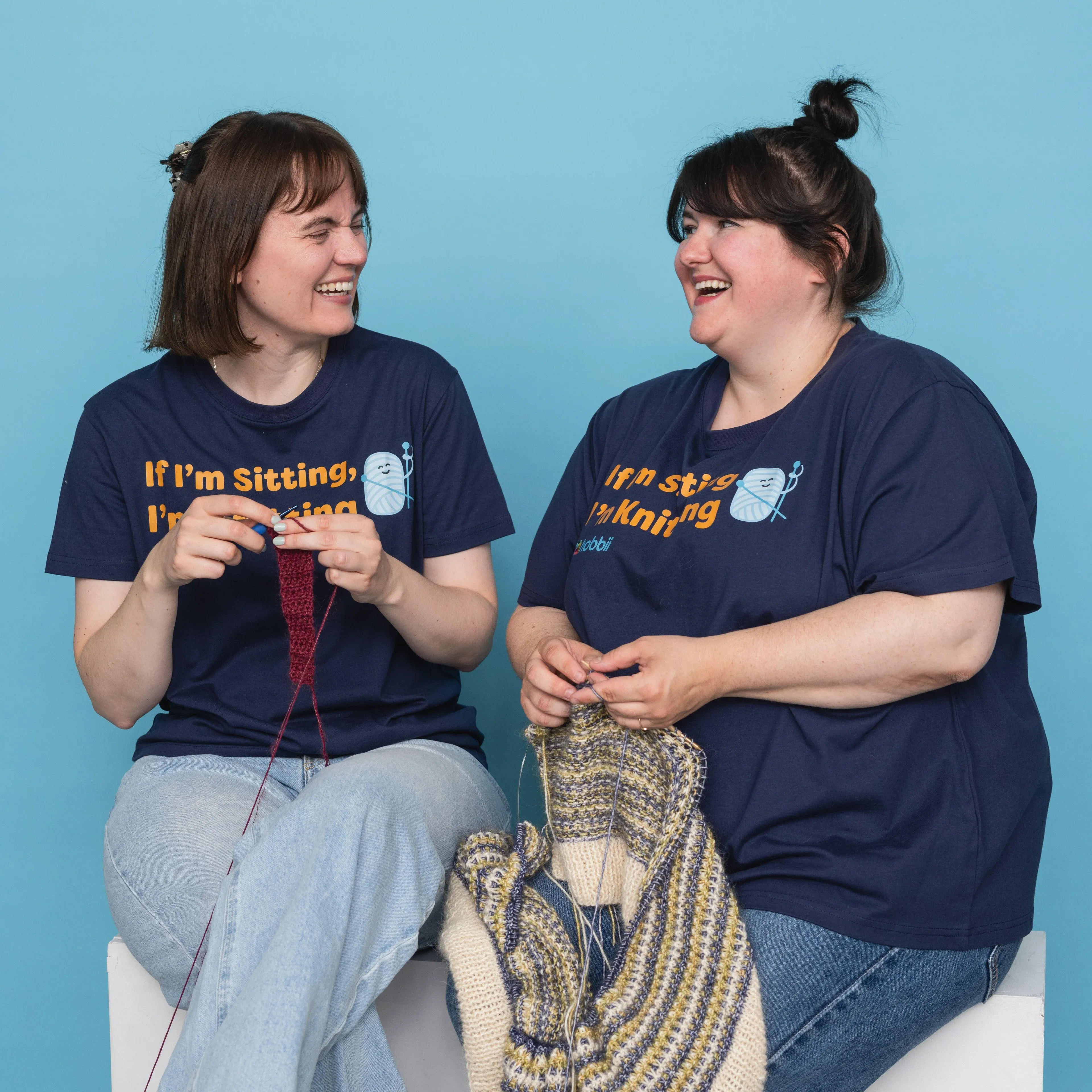 2230-sitting-knitting-t-shirt-yarniis-limited-edition–1.webp