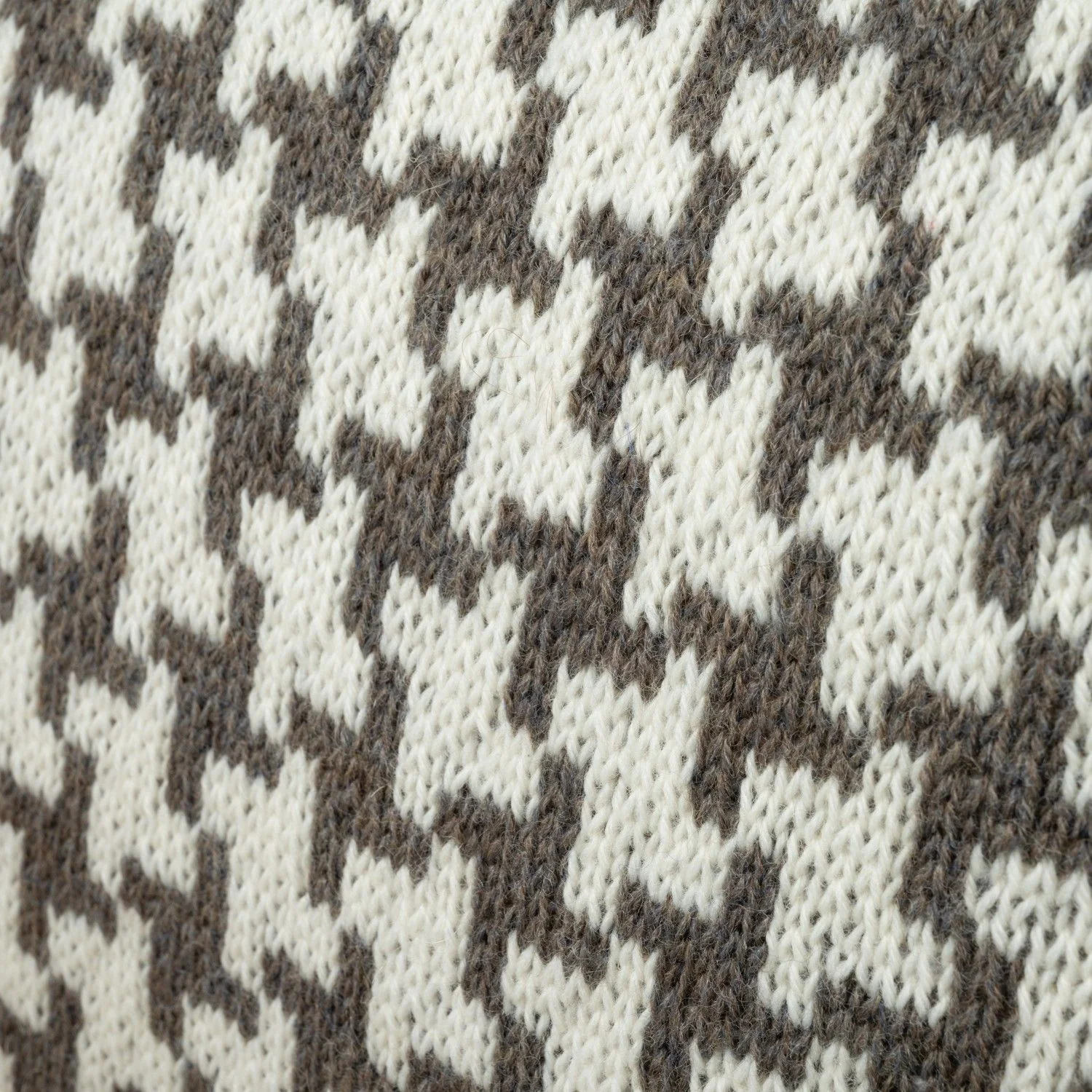 22538-letland-pillow-with-cross-pattern-1.webp