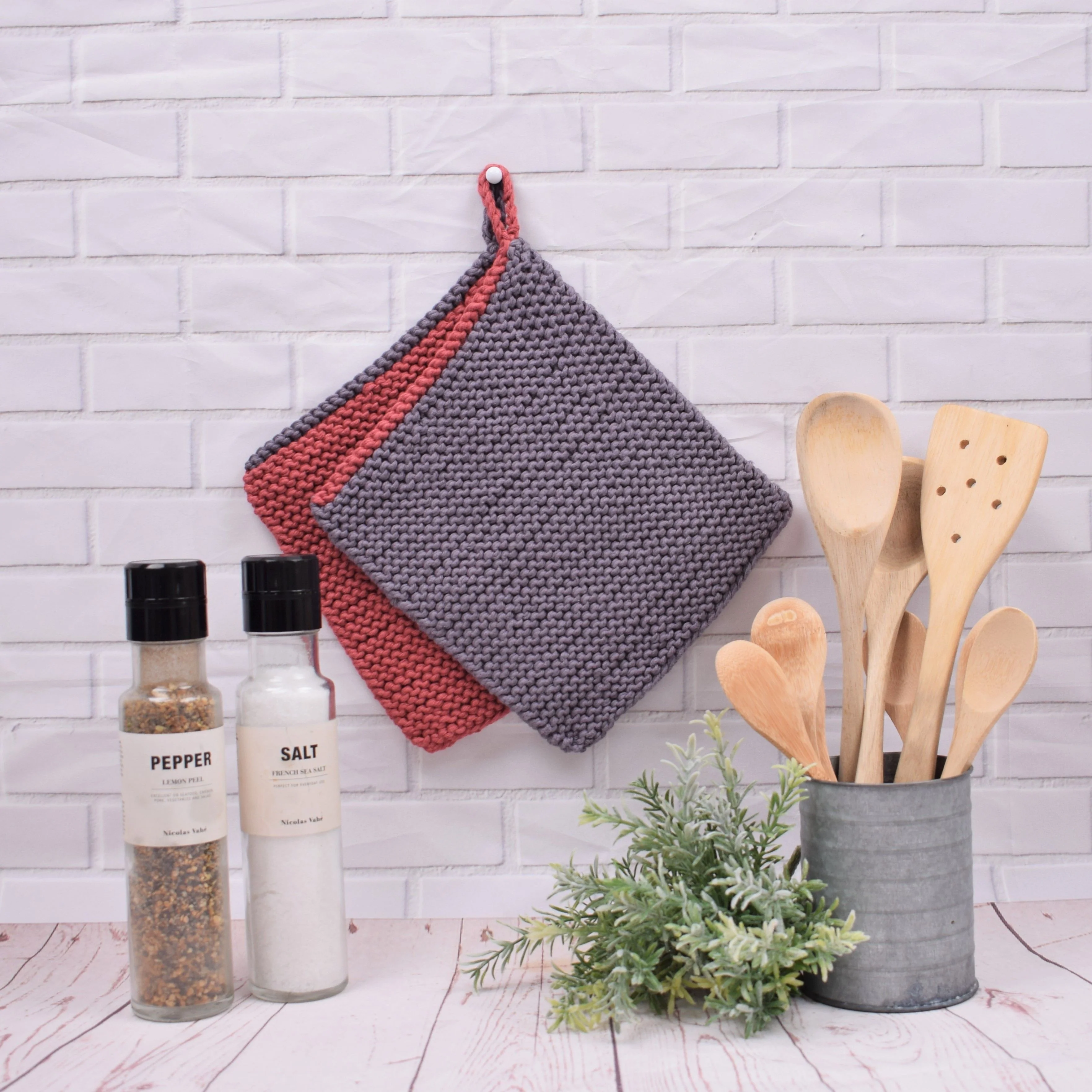 Pot holders with edge