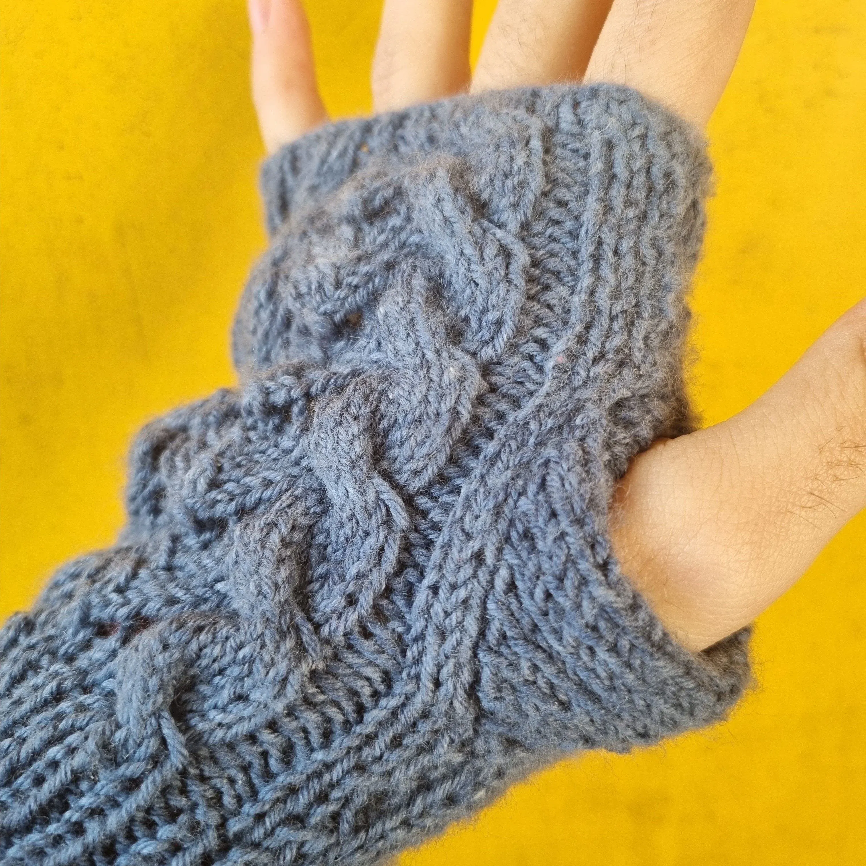23024-never-ending-wrist-warmers-1.webp