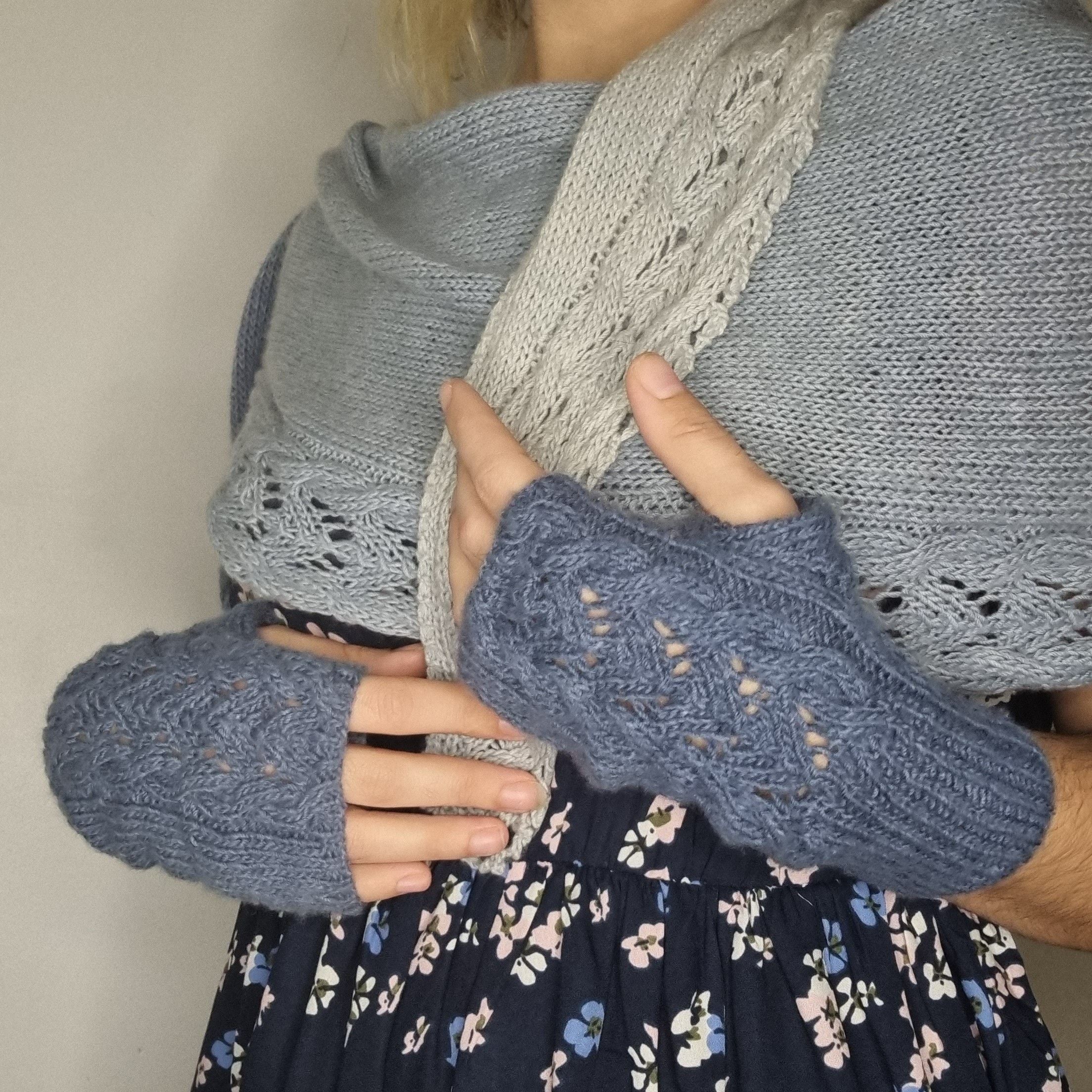 23024-never-ending-wrist-warmers-1.webp