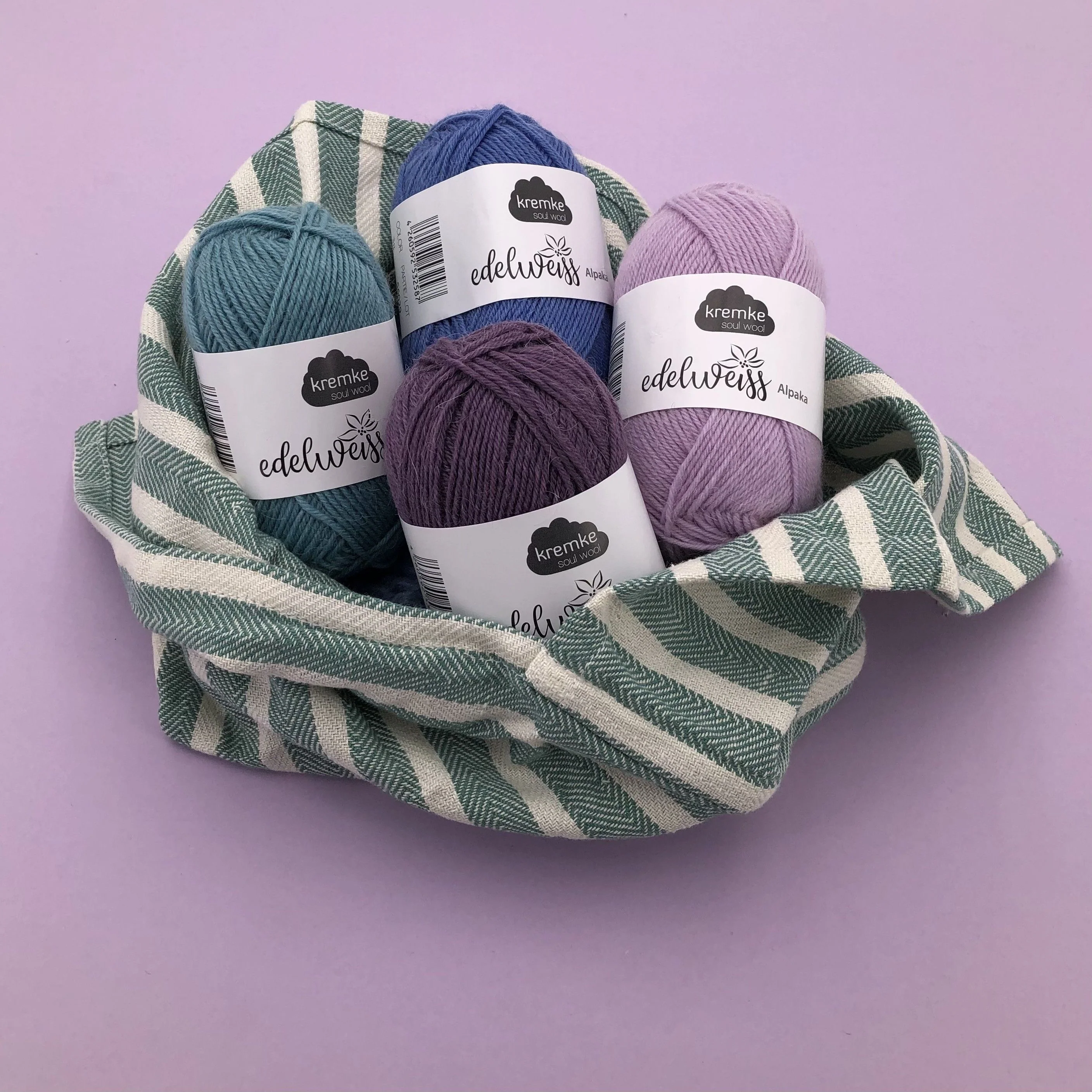 24145-edelweiss-alpaka-4-ply-25g-1.webp