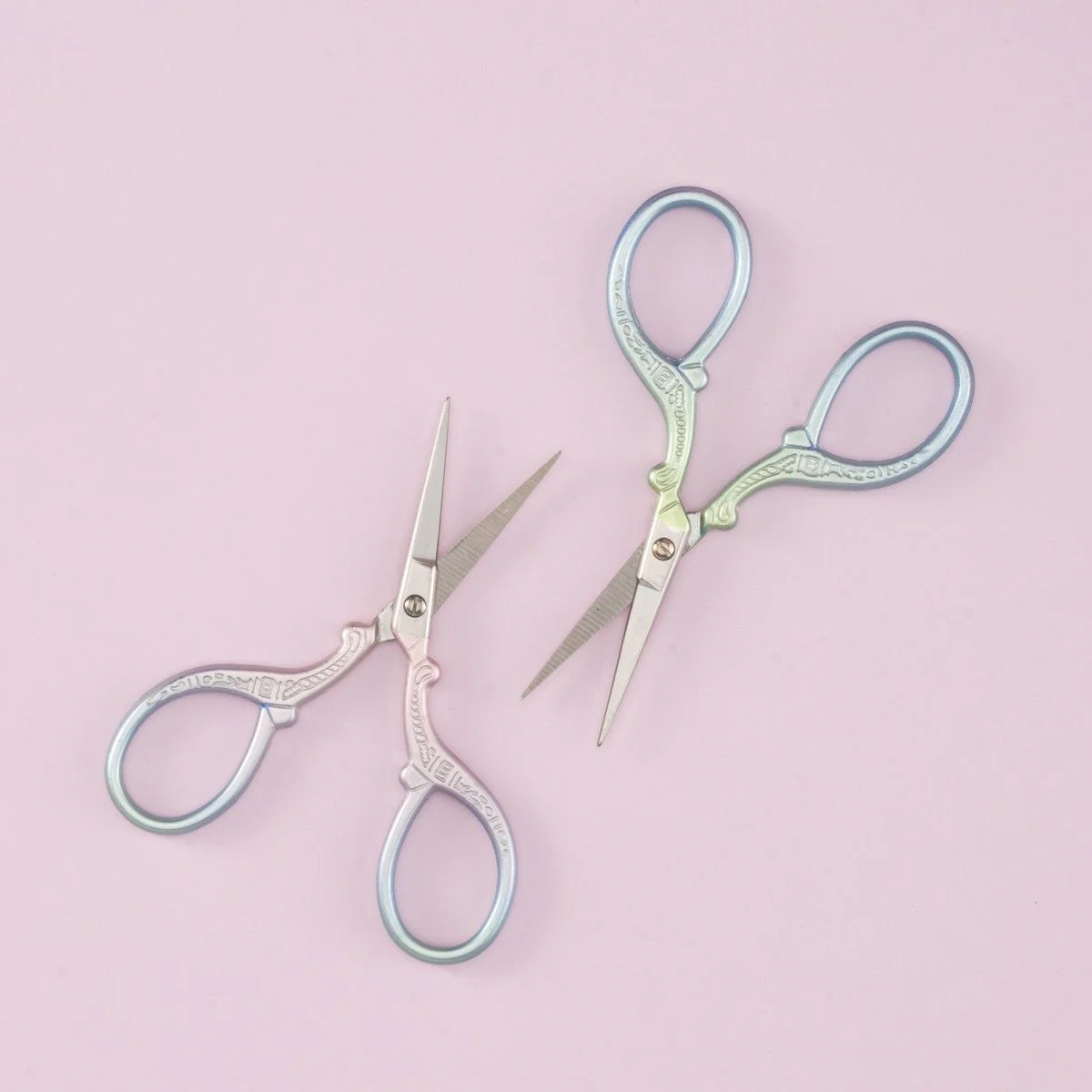 2570-scissors-ornament-ombr–1.webp