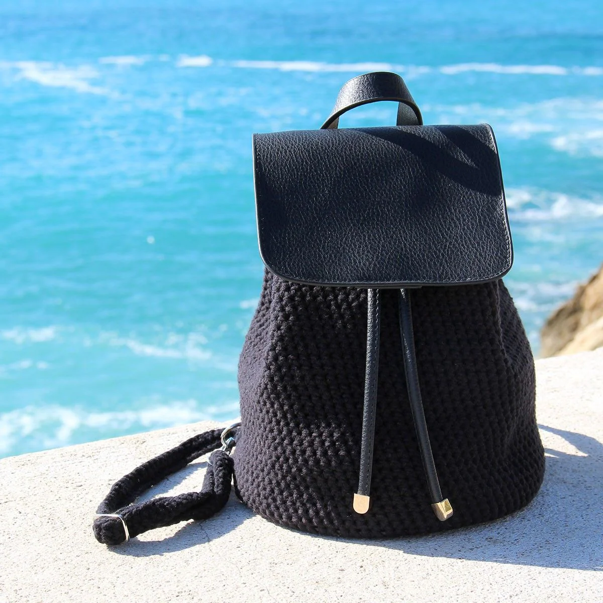 3104-bag-drawstring-black-bronze-1.webp