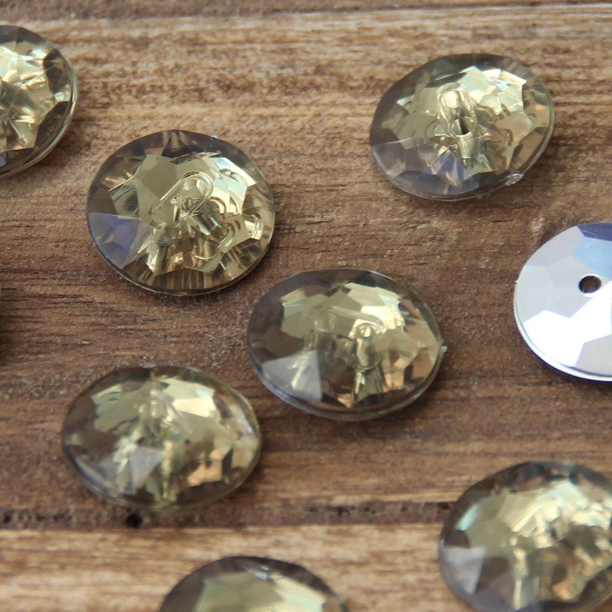 3205-two-hole-cocktail-buttons-18-mm-0-7-inches–1.webp