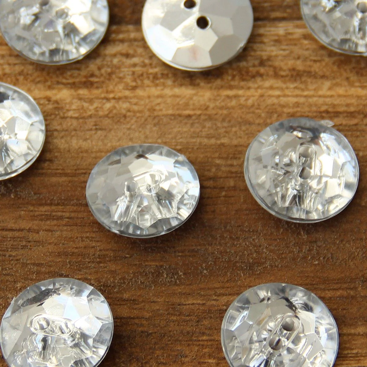 3205-two-hole-cocktail-buttons-18-mm-0-7-inches–1.webp