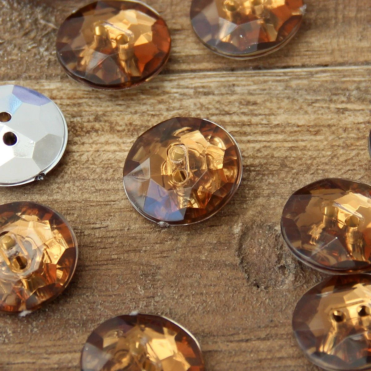 3205-two-hole-cocktail-buttons-18-mm-0-7-inches–1.webp