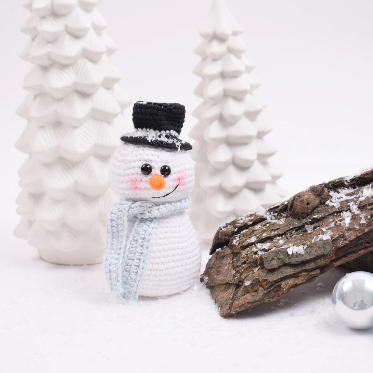 5837-crocheted-snowman-1.webp