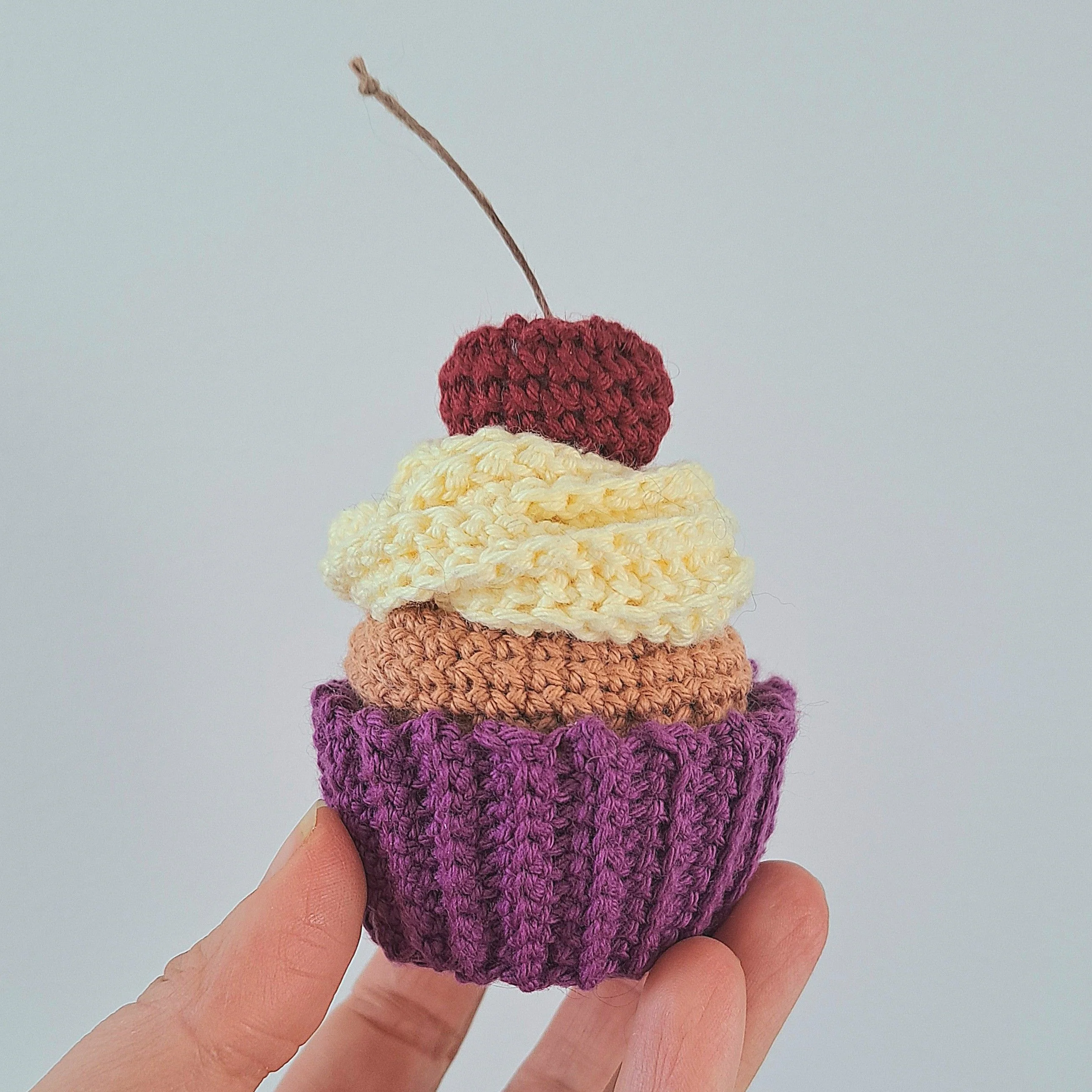 6008-cupcakes-with-cherries-1.webp