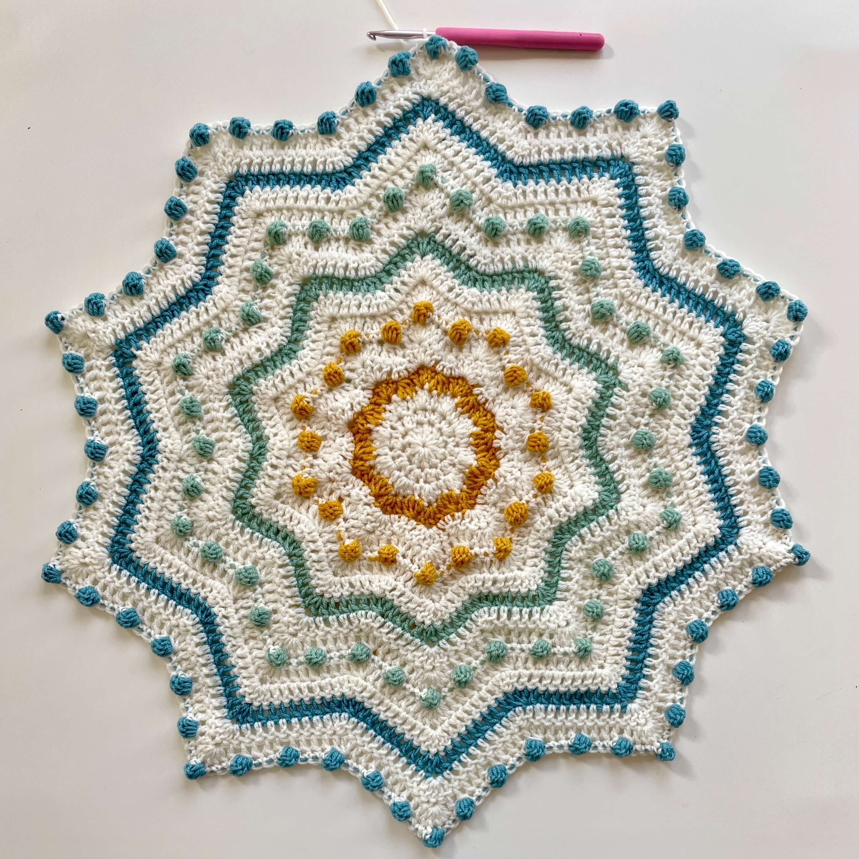 6425-candy-dot-star-blanket-1.webp