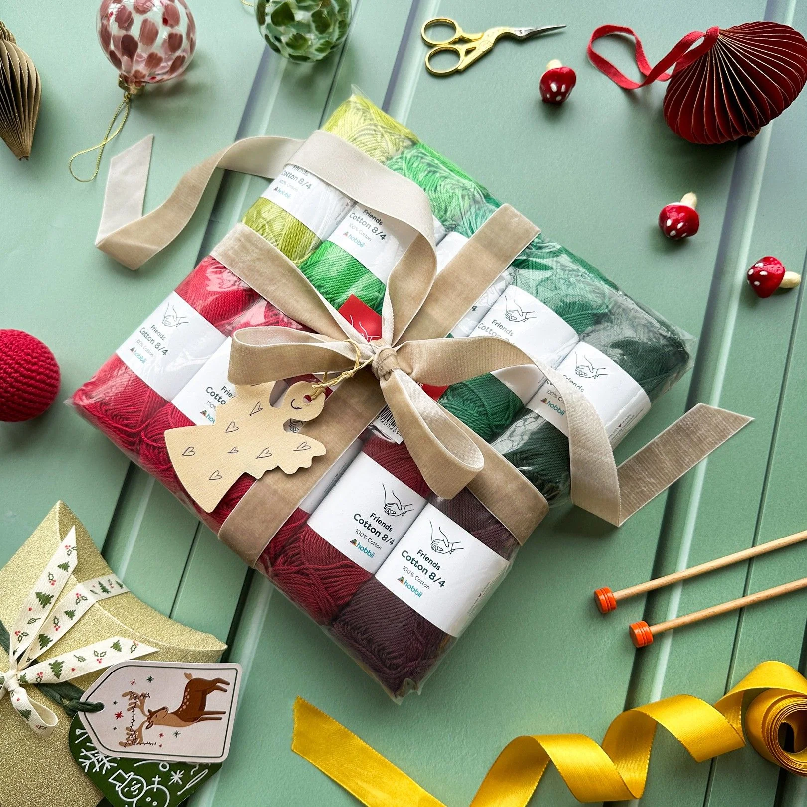7543-friends-cotton-8-4-christmas-color-pack-limited-edition–1.webp