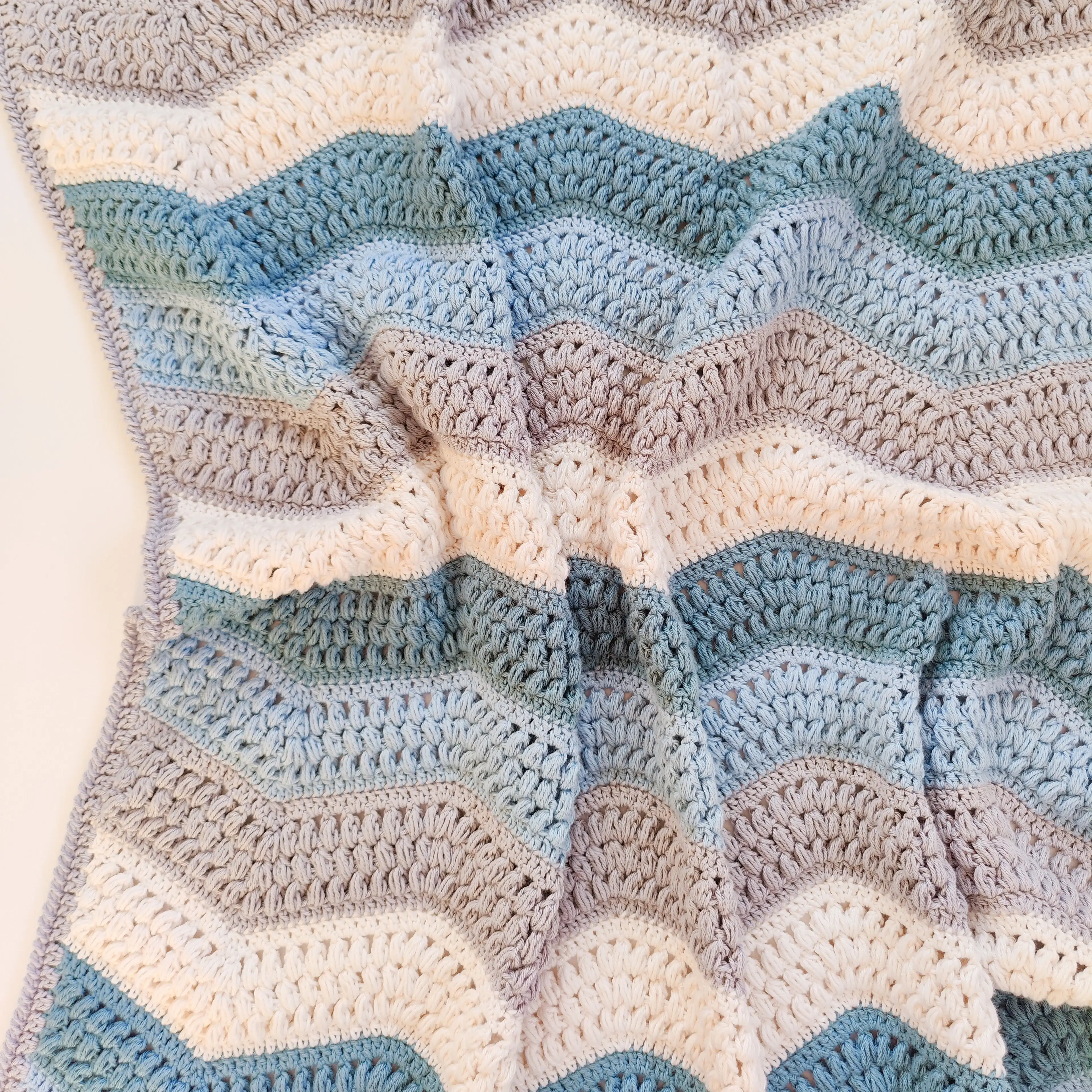 8243-calming-puff-wave-blanket-1.webp