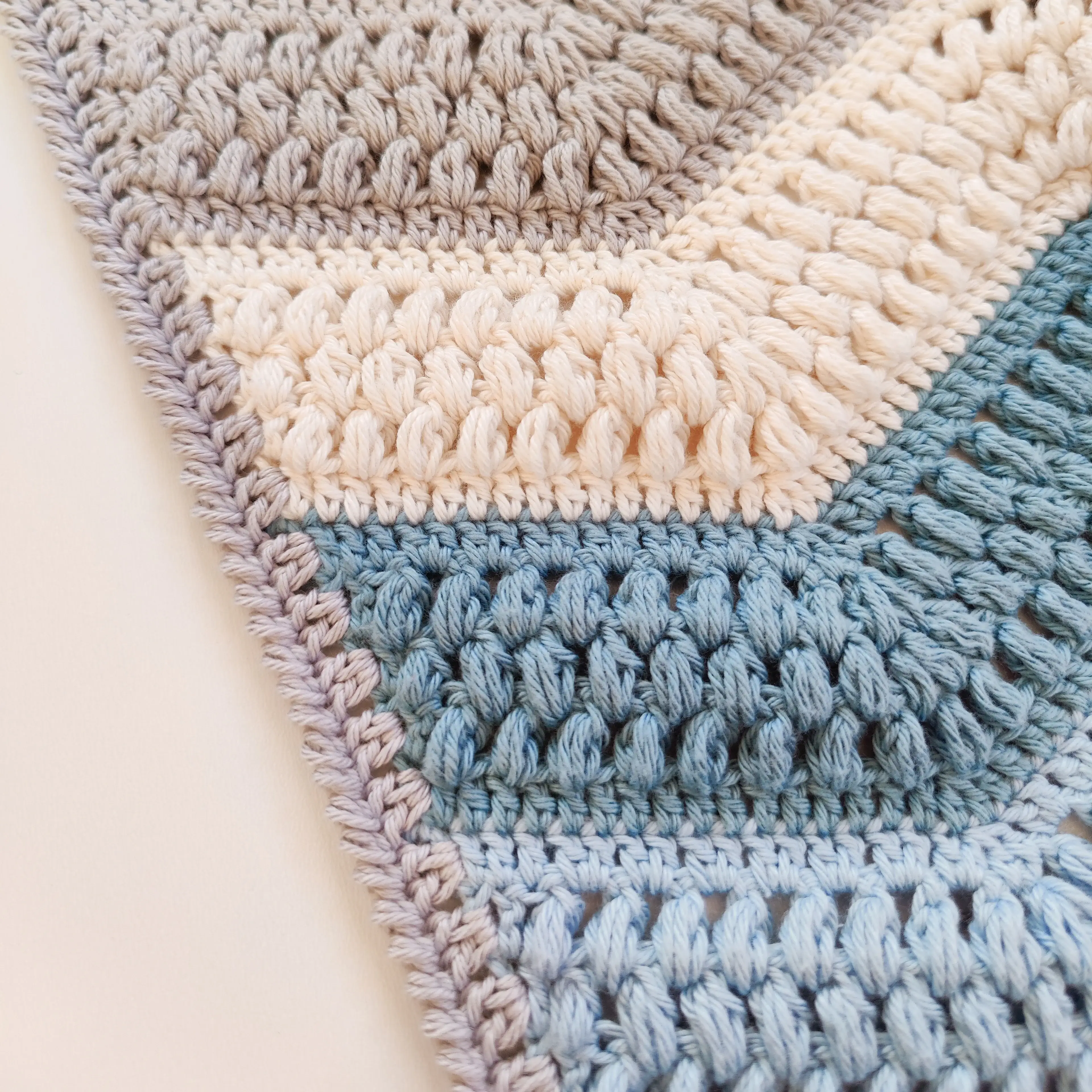 8243-calming-puff-wave-blanket-1.webp