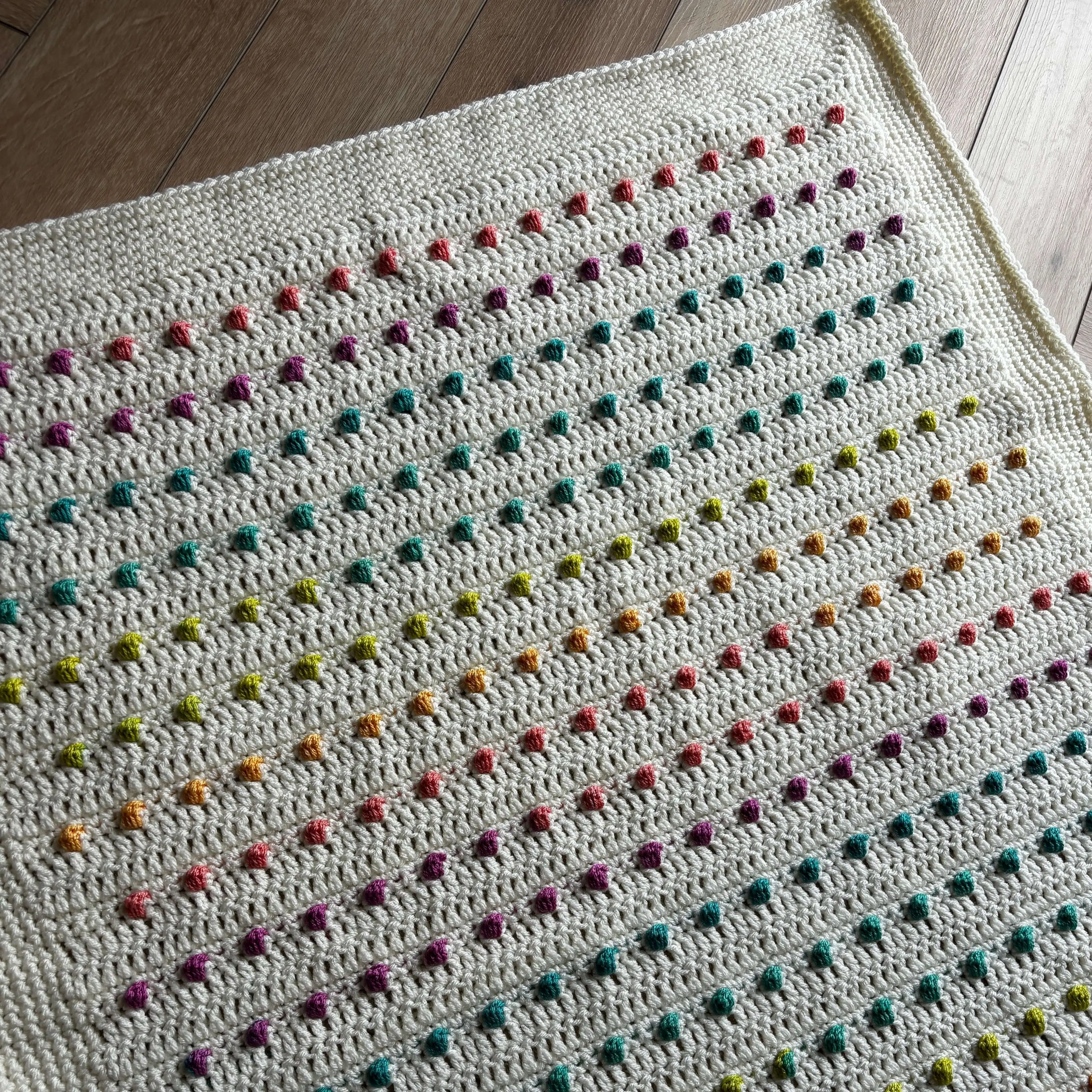 8334-dotty-bobble-blanket-1.webp