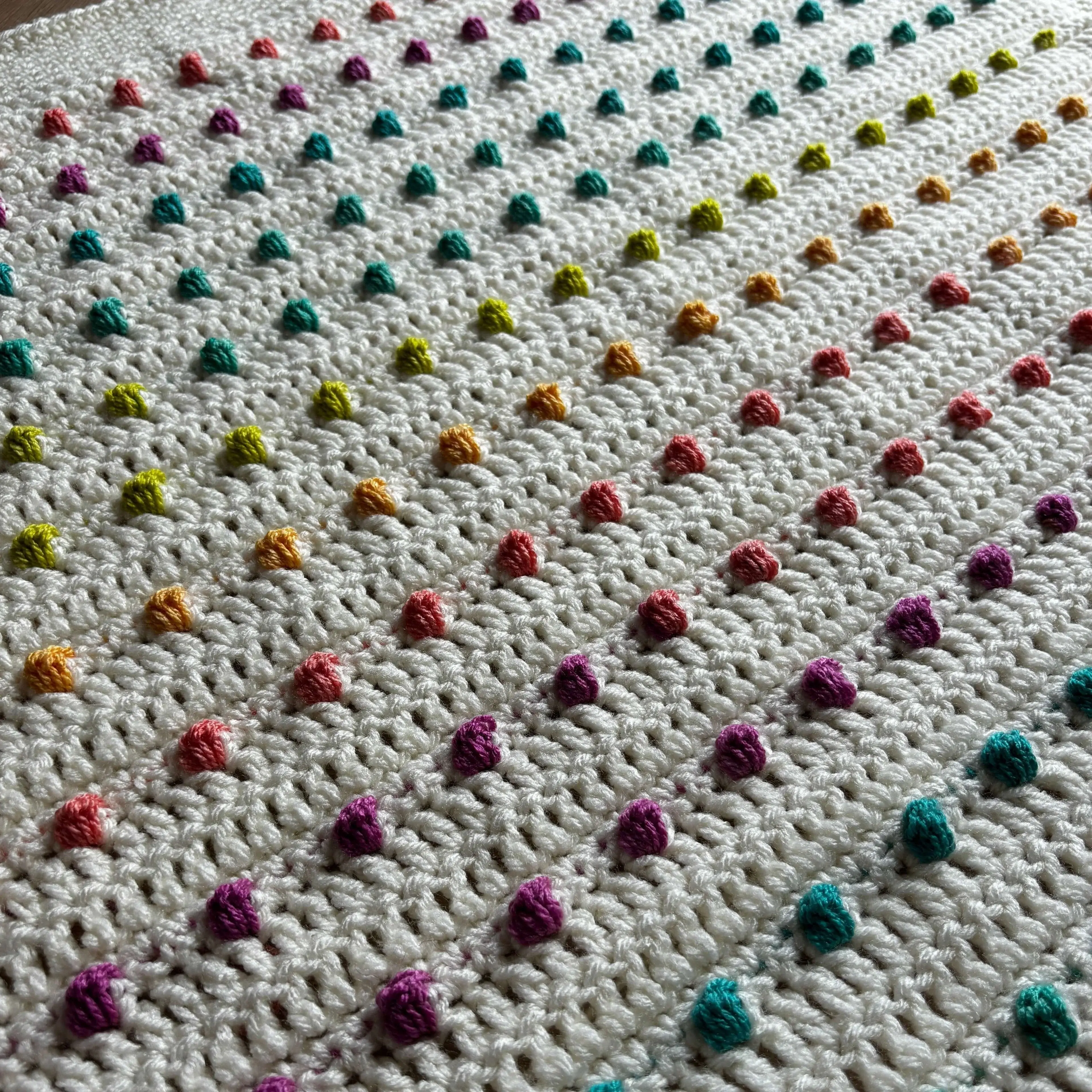 8334-dotty-bobble-blanket-1.webp
