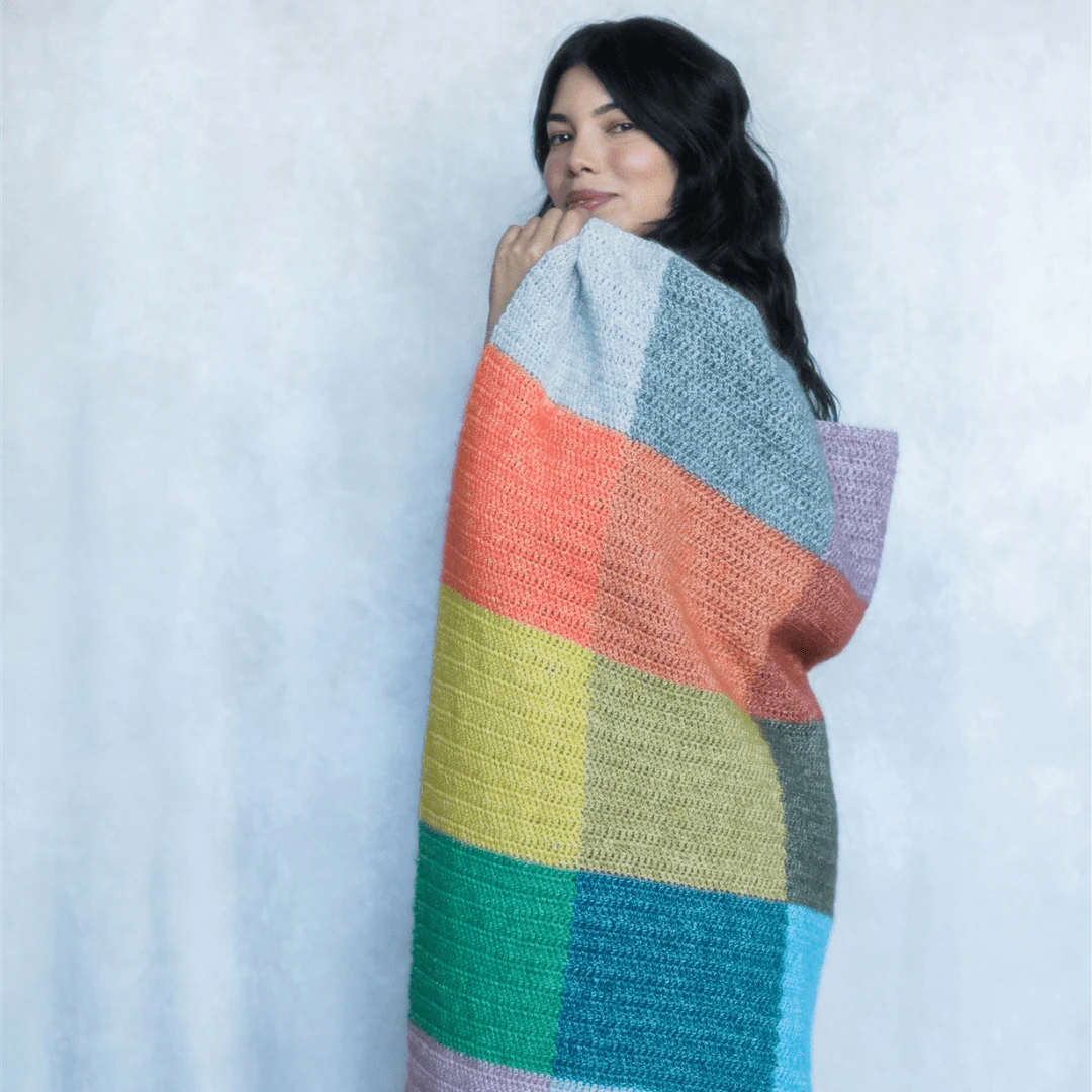 8481-simultaneous-contrast-color-block-blanket-1.webp