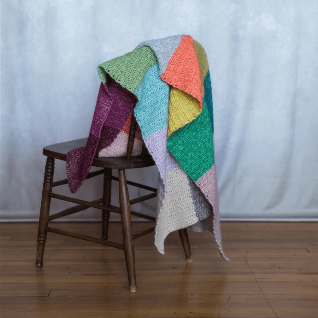 8481-simultaneous-contrast-color-block-blanket-1.webp