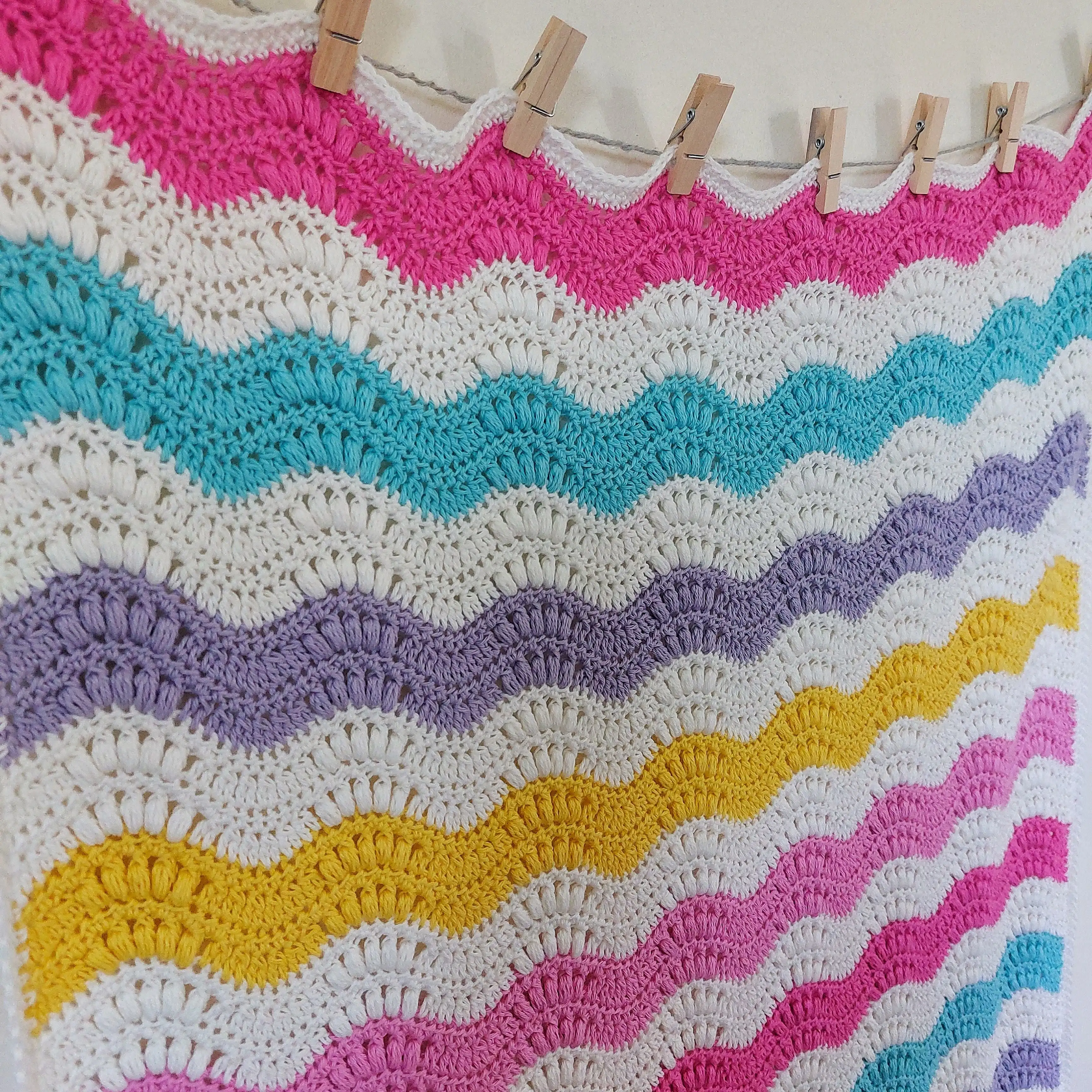 8496-candy-lane-blanket-1.webp